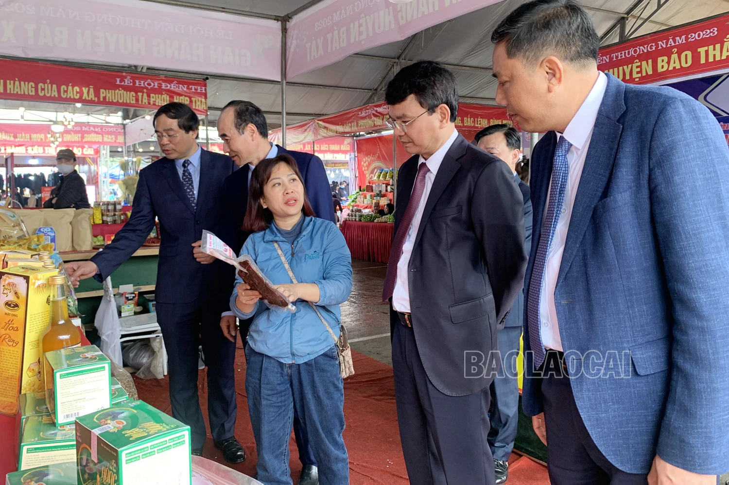 Các đồng chí lãnh đạo tỉnh tham quan gian hàng trưng bày sản phẩm OCOP đặc trưng của các địa phương ảnh 5