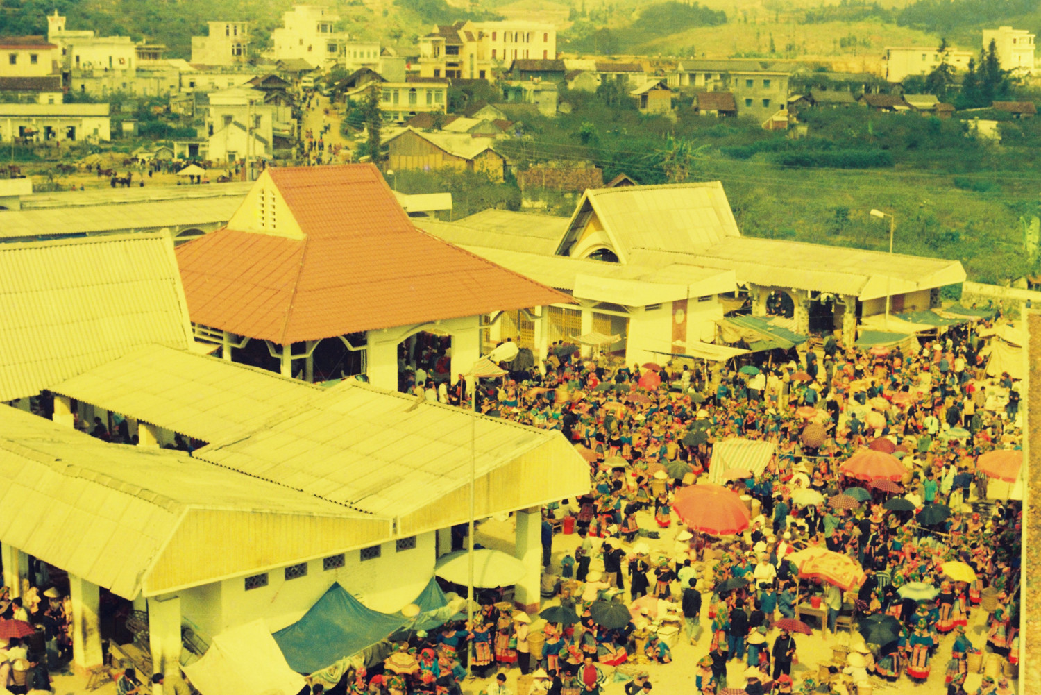 Chợ phiên vùng cao Bắc Hà xưa đẹp như vườn hoa di động ảnh 1 Chợ phiên vùng cao Bắc Hà xưa đẹp như vườn hoa di động ảnh 1