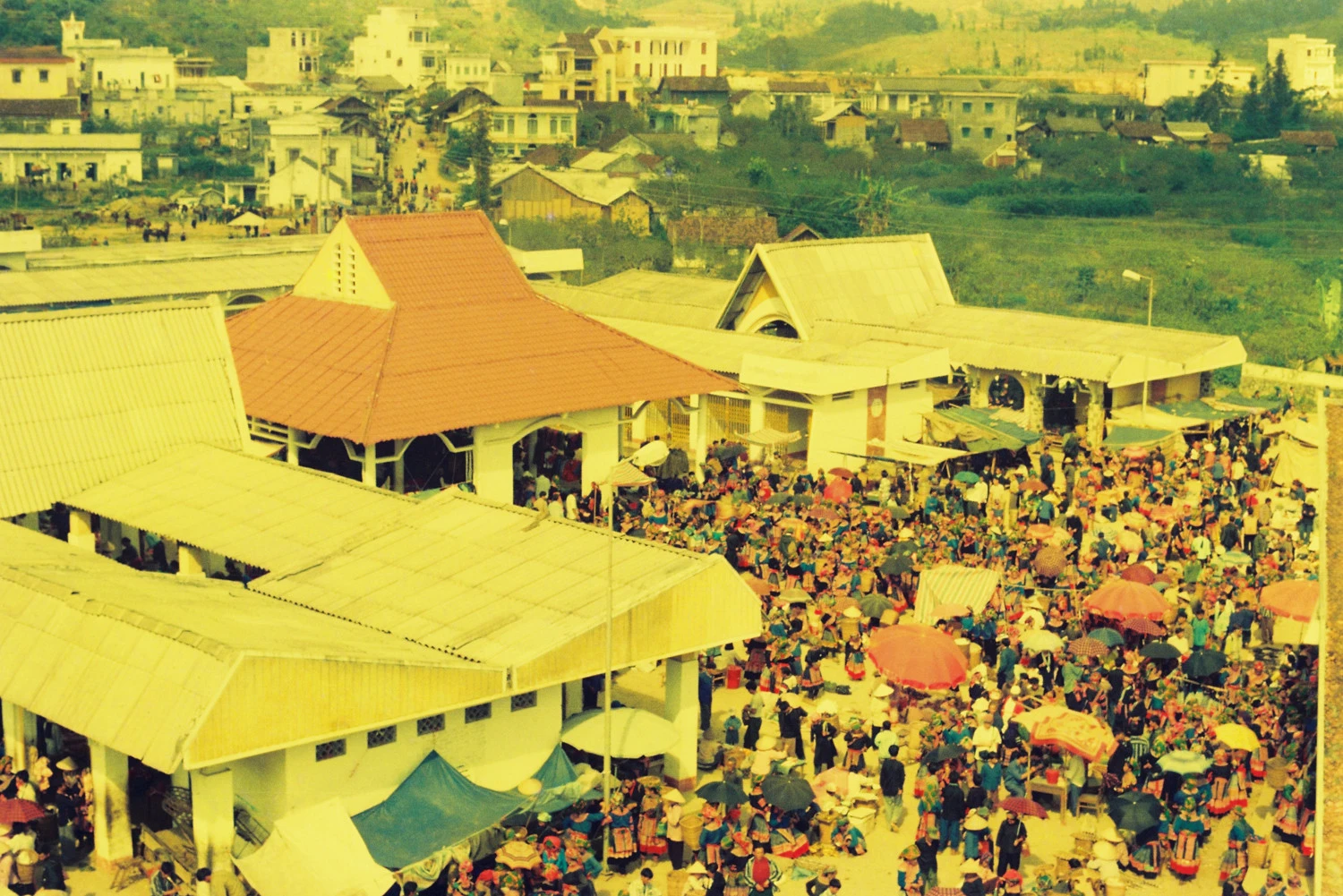 Chợ phiên vùng cao Bắc Hà xưa đẹp như vườn hoa di động ảnh 1