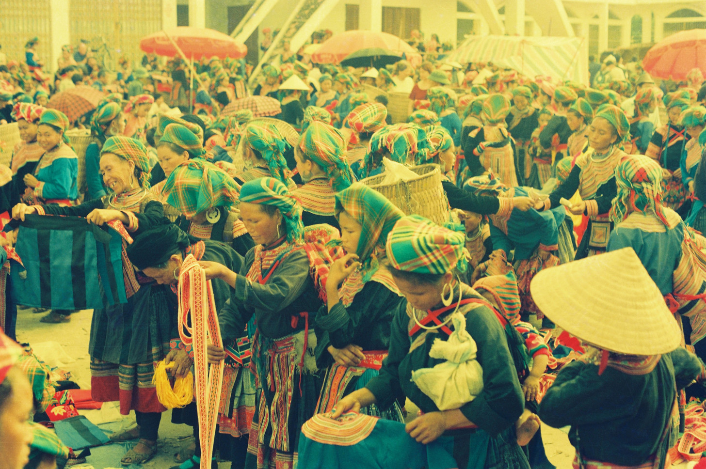 Chợ phiên vùng cao Bắc Hà xưa đẹp như vườn hoa di động ảnh 9 Chợ phiên vùng cao Bắc Hà xưa đẹp như vườn hoa di động ảnh 9