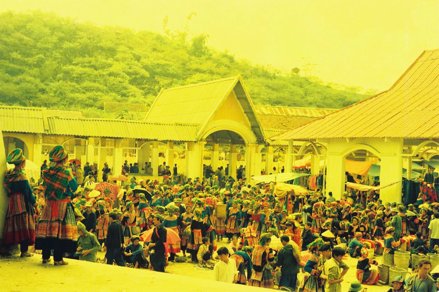 Chợ phiên vùng cao Bắc Hà xưa đẹp như vườn hoa di động ảnh 4