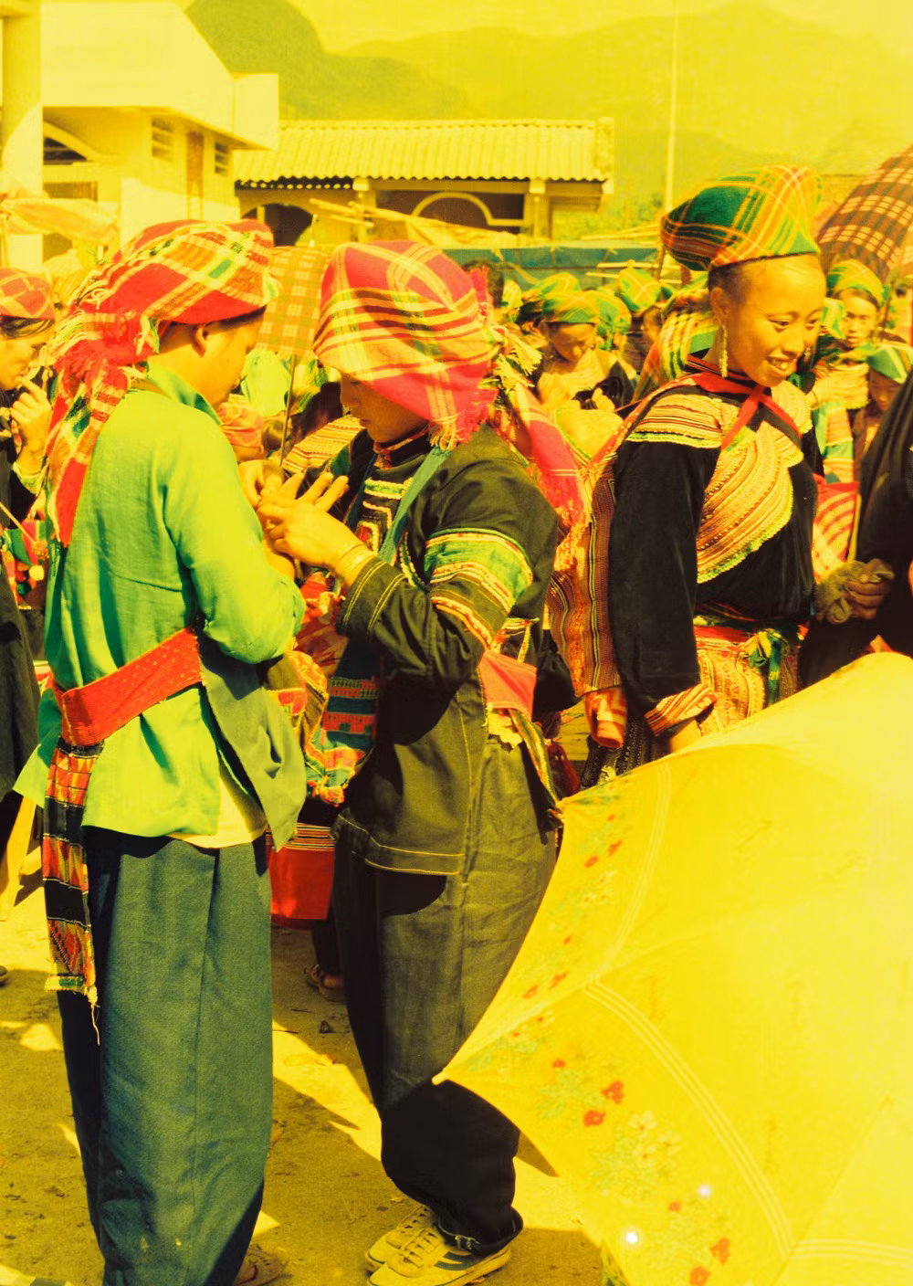 Chợ phiên vùng cao Bắc Hà xưa đẹp như vườn hoa di động ảnh 5