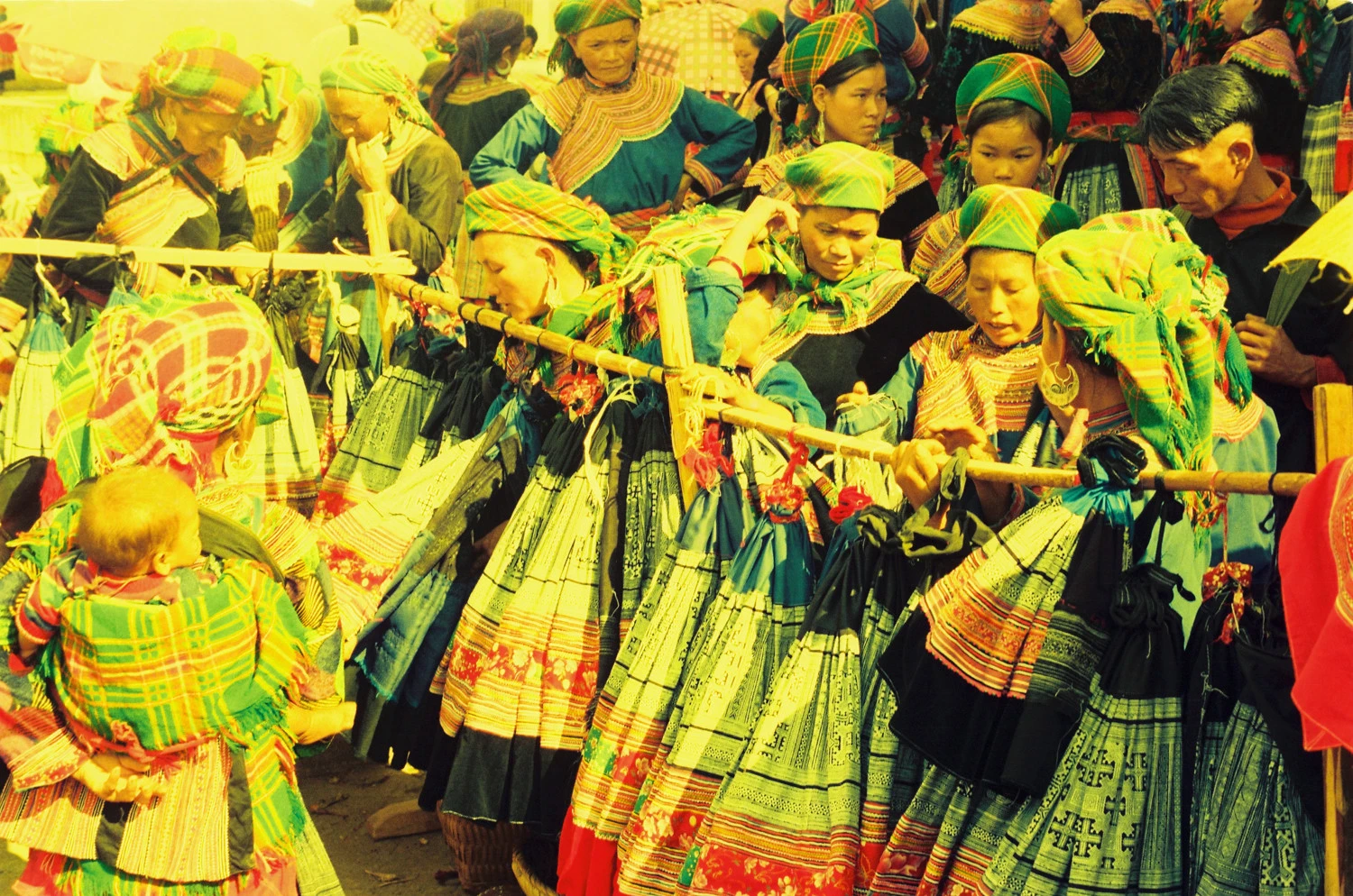 Chợ phiên vùng cao Bắc Hà xưa đẹp như vườn hoa di động ảnh 8