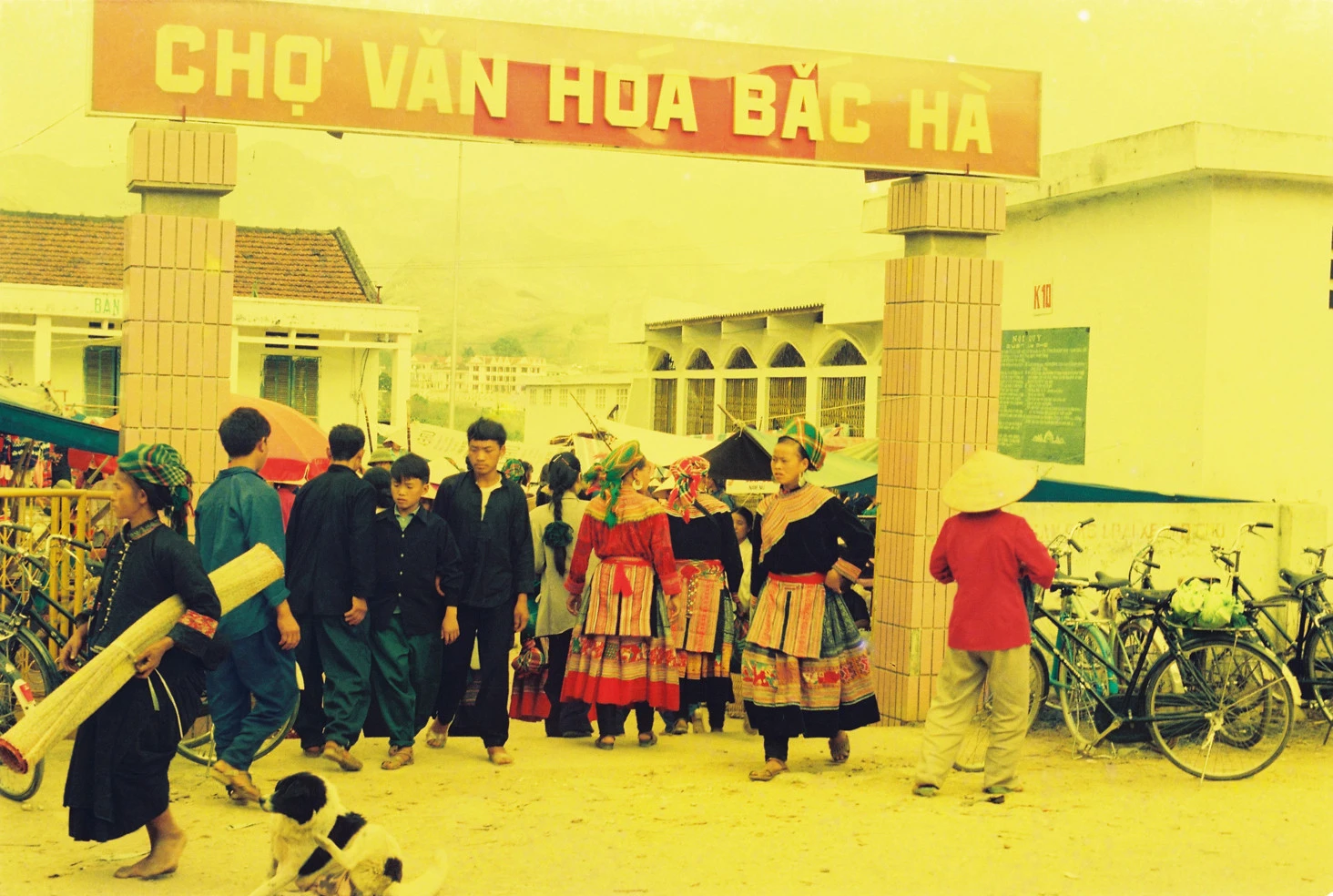 Chợ phiên vùng cao Bắc Hà xưa đẹp như vườn hoa di động ảnh 2