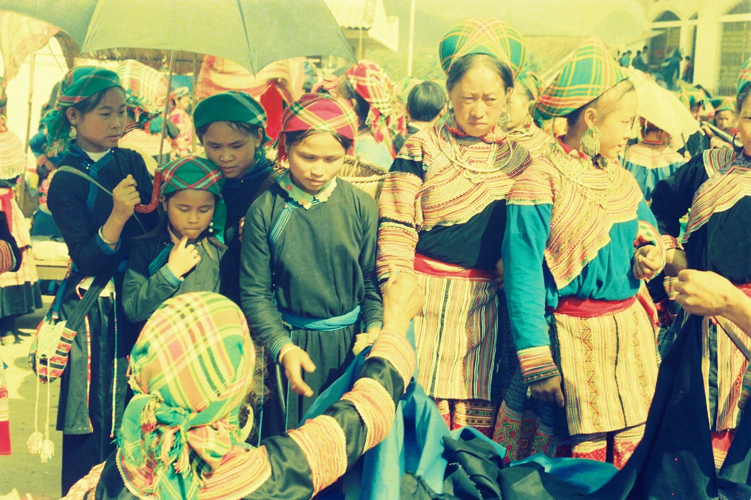 Chợ phiên vùng cao Bắc Hà xưa đẹp như vườn hoa di động ảnh 7