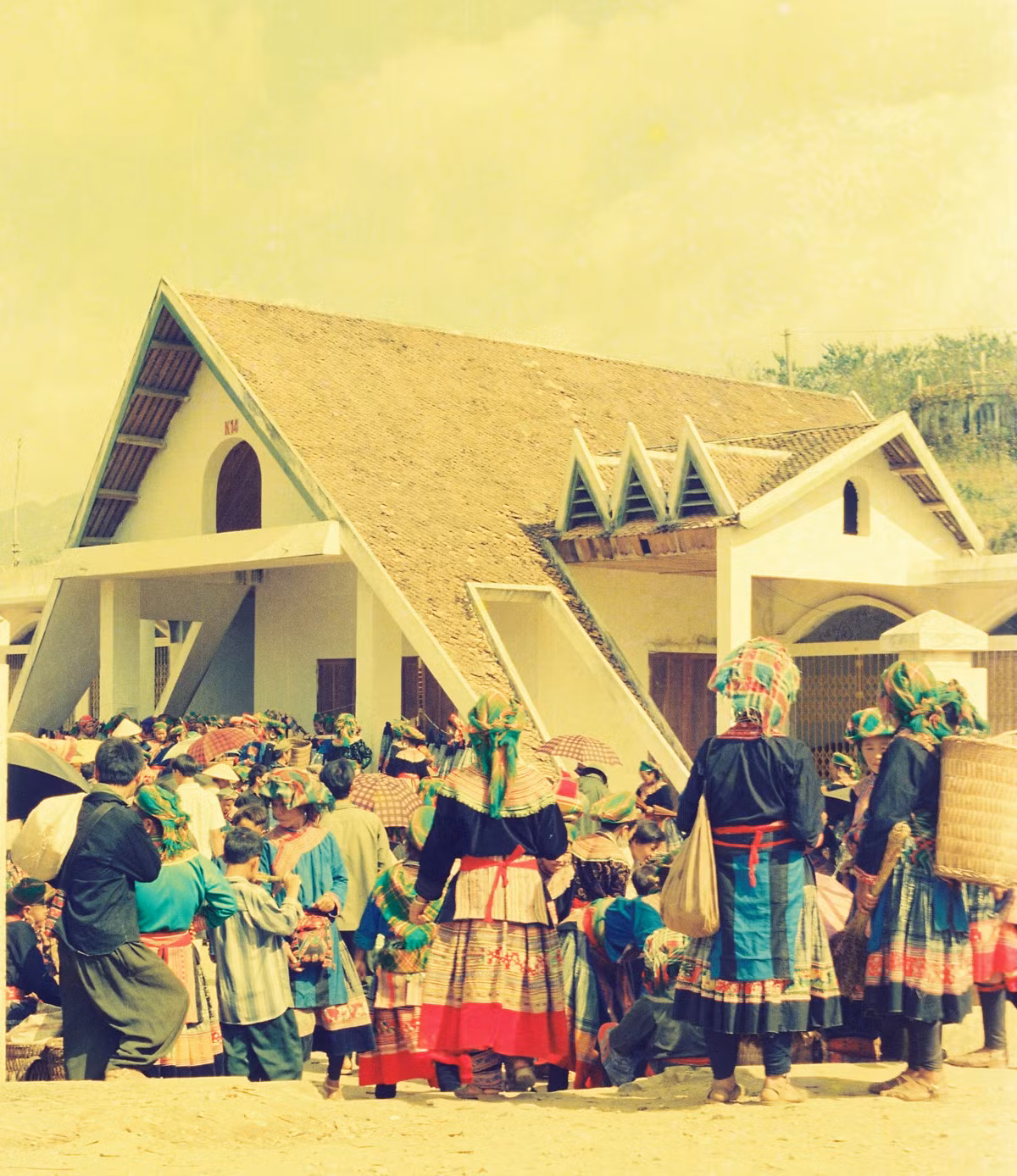 Chợ phiên vùng cao Bắc Hà xưa đẹp như vườn hoa di động ảnh 3