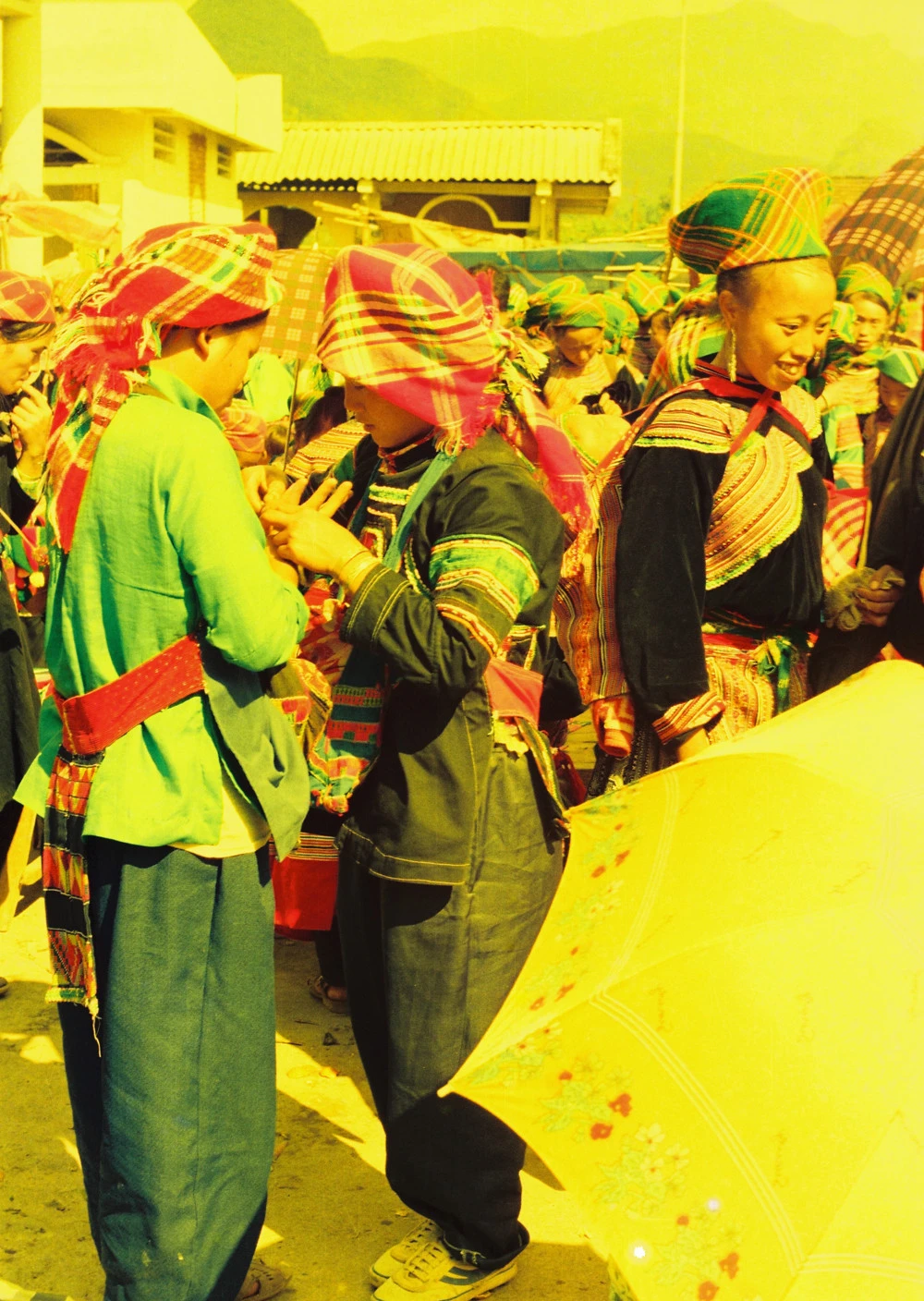 Chợ phiên vùng cao Bắc Hà xưa đẹp như vườn hoa di động ảnh 5