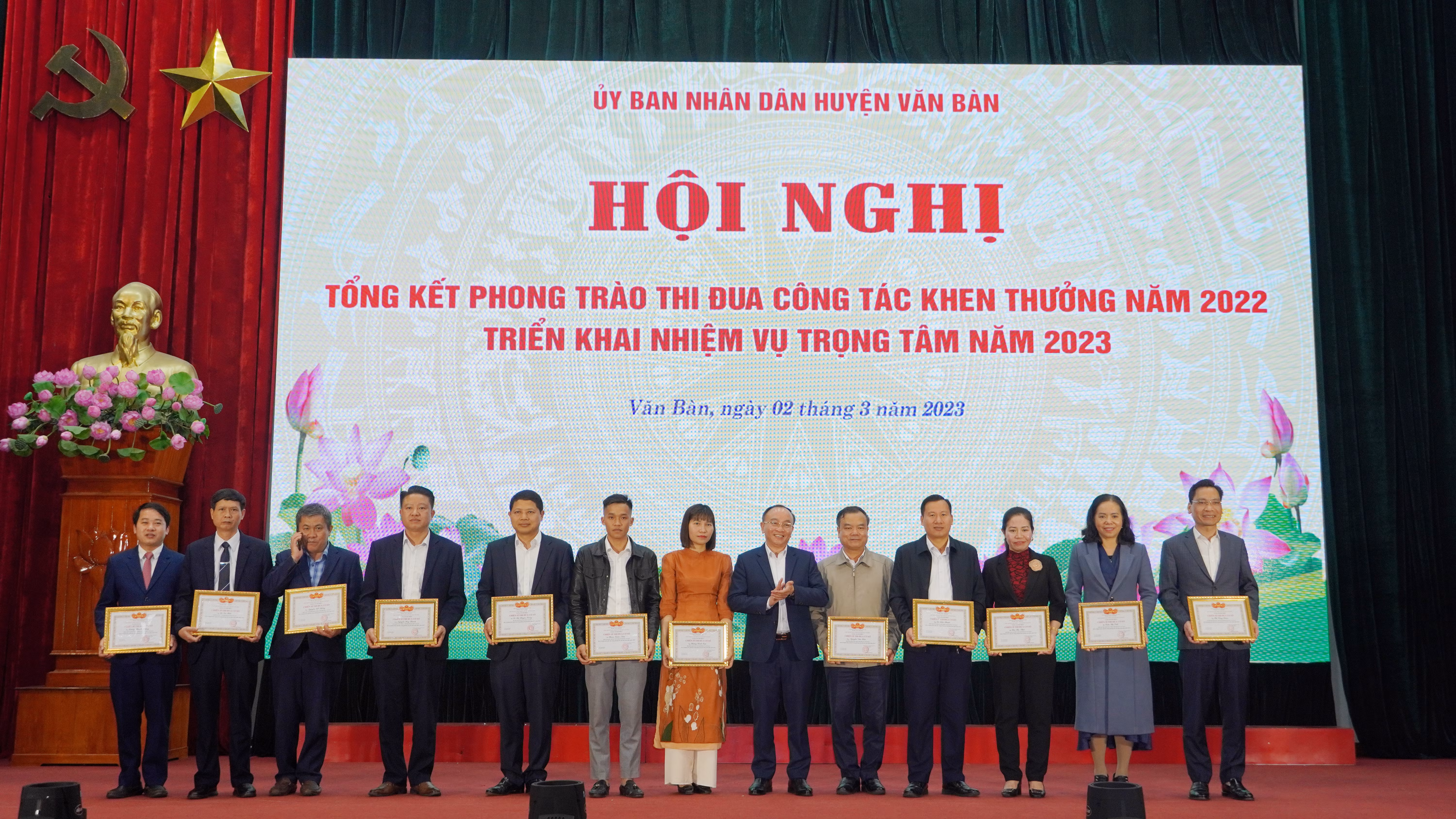 Trao danh hiệu thi đua cho các tập thể và cá nhân.