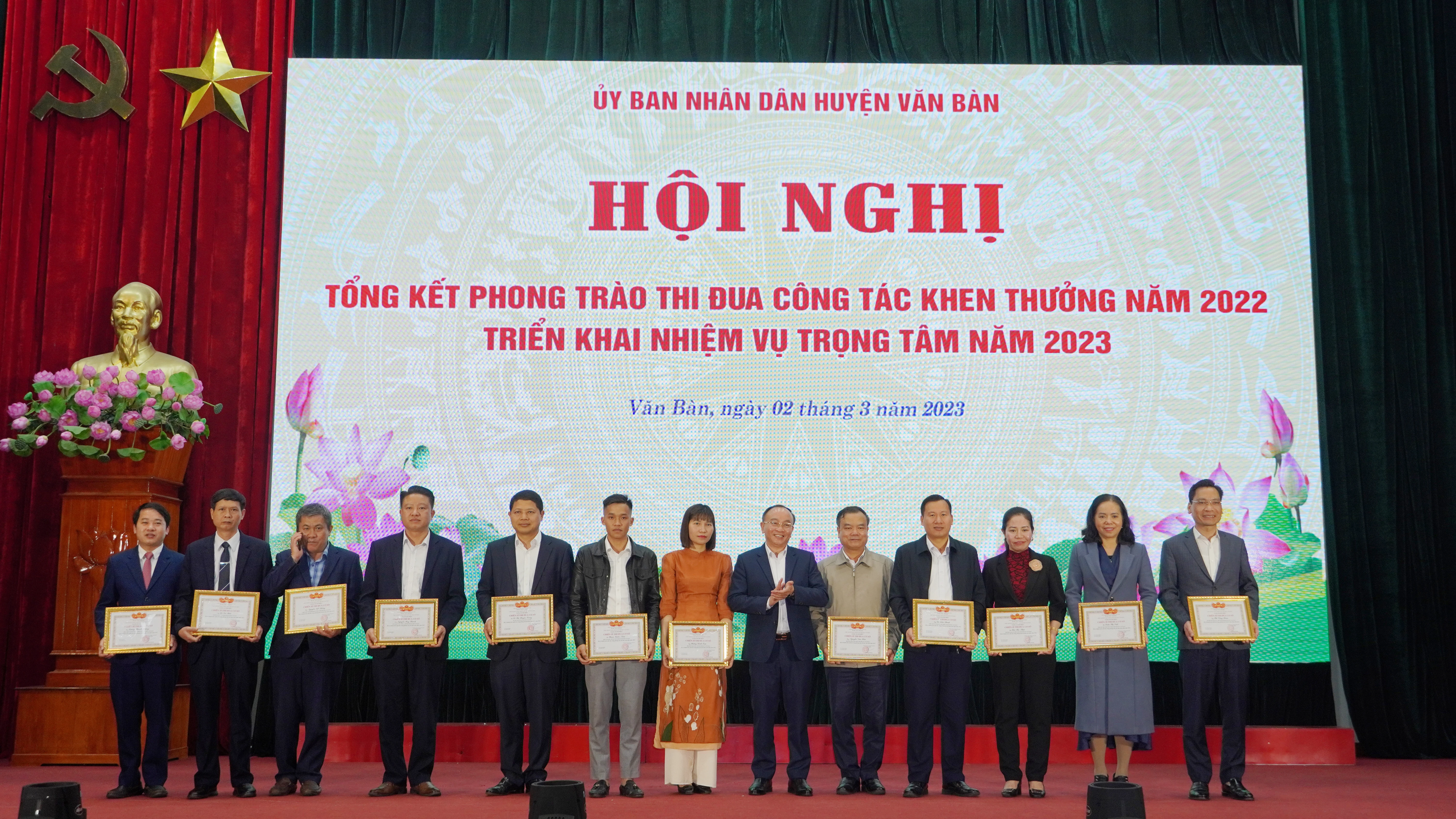 Trao danh hiệu thi đua cho các tập thể và cá nhân.