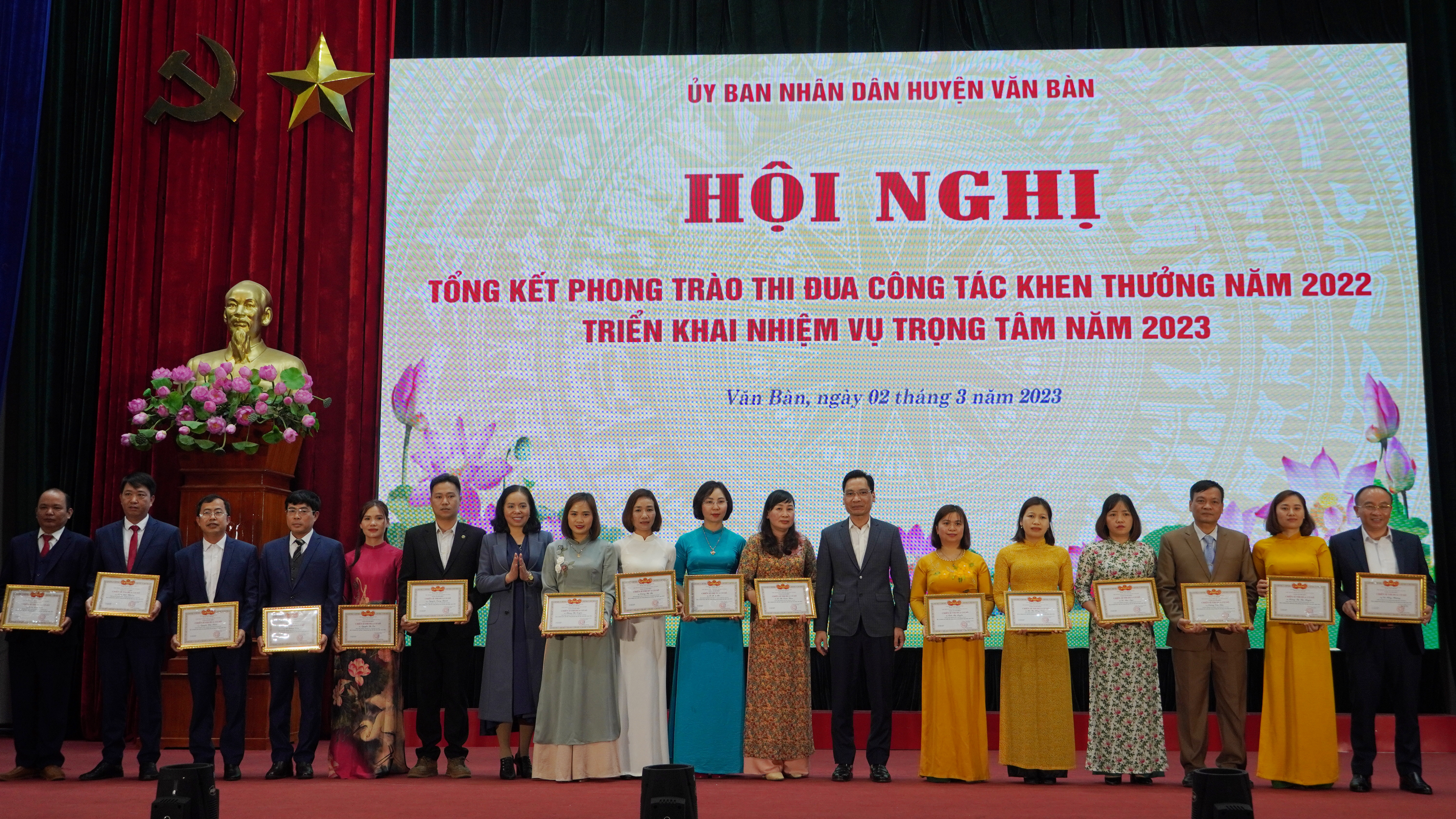 Trao danh hiệu thi đua cho các tập thể và cá nhân. Trao danh hiệu thi đua cho các tập thể và cá nhân.