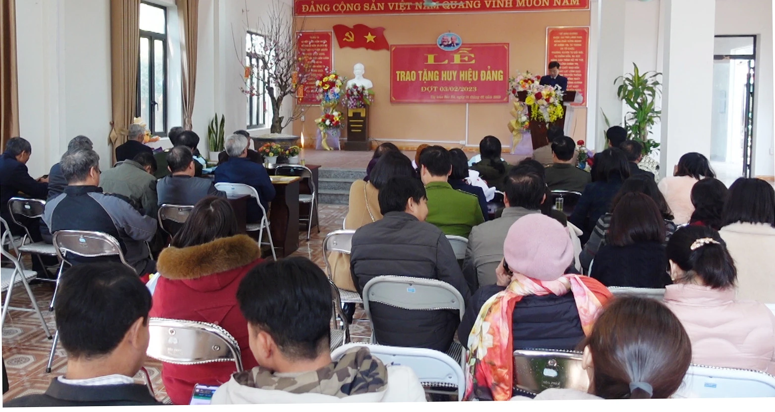 Quang cảnh Lễ trao huy hiệu Đảng tại thị trấn Bắc Hà. Đồng chí Nguyễn Duy Hòa, Bí thư Huyện ủy Bắc Hà trao Huy hiệu 60 năm tuổi Đảng cho 2 đảng viên.