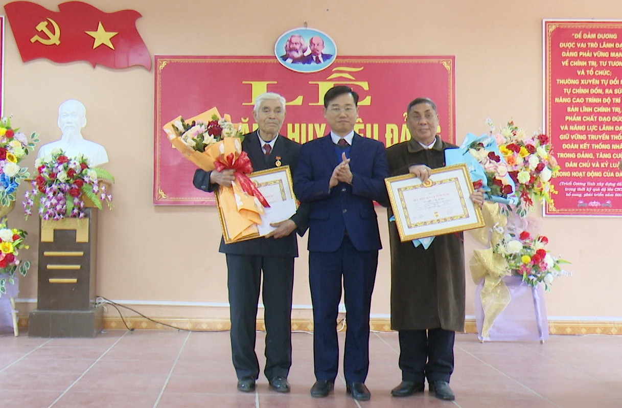 Quang cảnh Lễ trao huy hiệu Đảng tại thị trấn Bắc Hà. Đồng chí Nguyễn Duy Hòa, Bí thư Huyện ủy Bắc Hà trao Huy hiệu 60 năm tuổi Đảng cho 2 đảng viên.