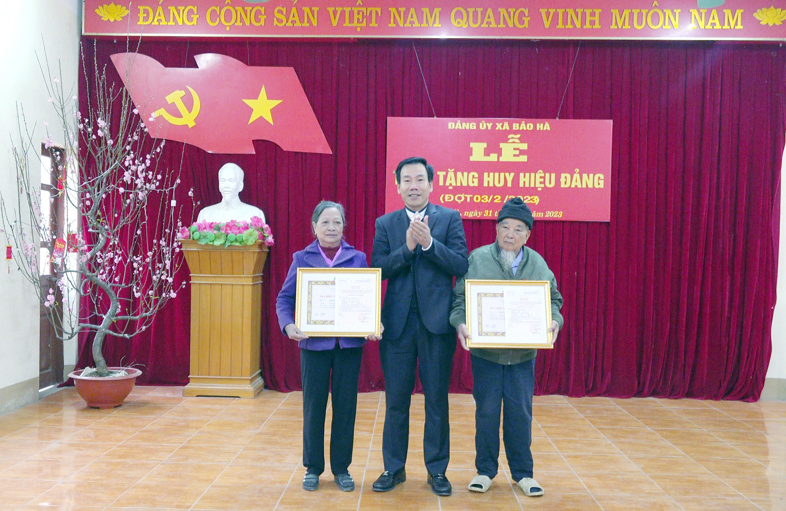 Một số đảng bộ địa phương tổ chức trao huy hiệu Đảng cho đảng viên đợt 3/2 ảnh 1 Một số đảng bộ địa phương tổ chức trao huy hiệu Đảng cho đảng viên đợt 3/2 ảnh 1