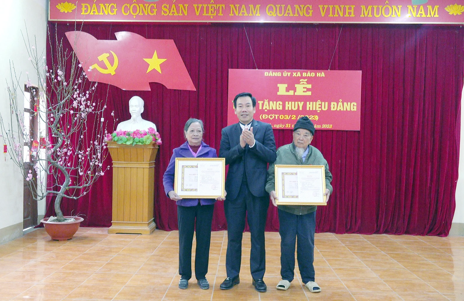 Một số đảng bộ địa phương tổ chức trao huy hiệu Đảng cho đảng viên đợt 3/2 ảnh 1