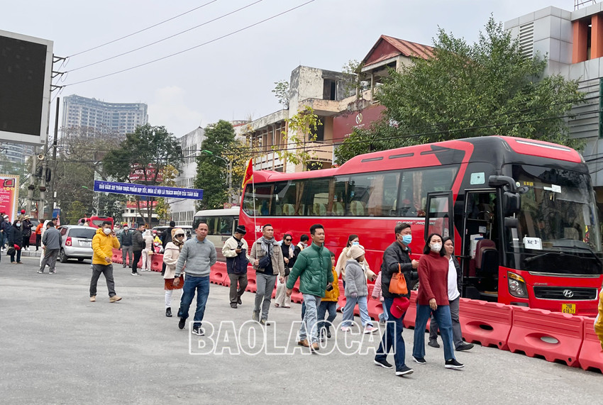 Người dân và du khách nô nức du xuân thành phố Lào Cai ảnh 6 Người dân và du khách nô nức du xuân thành phố Lào Cai ảnh 6