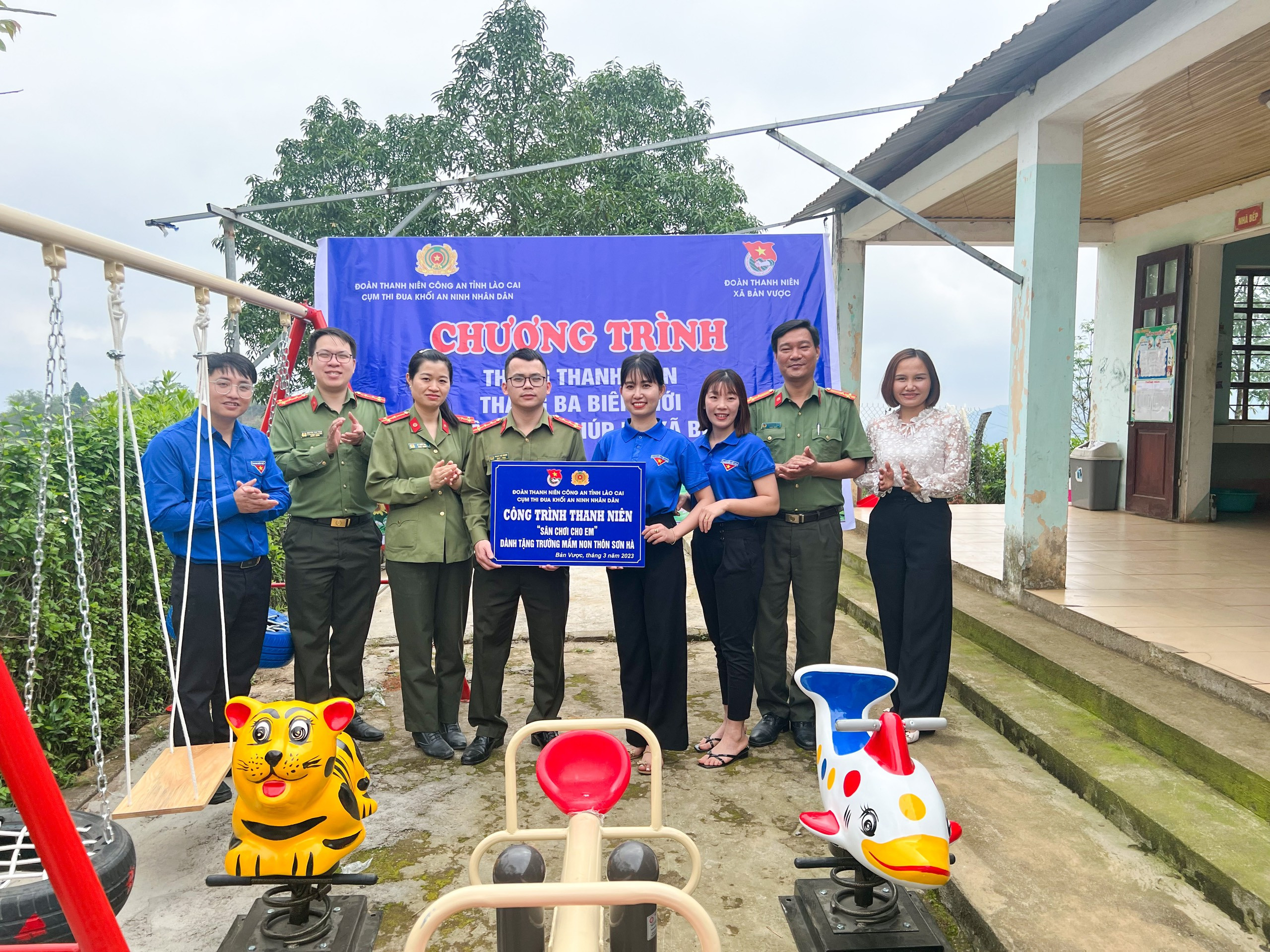 Tặng khu vui chơi cho thiếu nhi tại Điểm trường Mầm non thôn Sơn Hà. Tặng khu vui chơi cho thiếu nhi tại Điểm trường Mầm non thôn Sơn Hà.