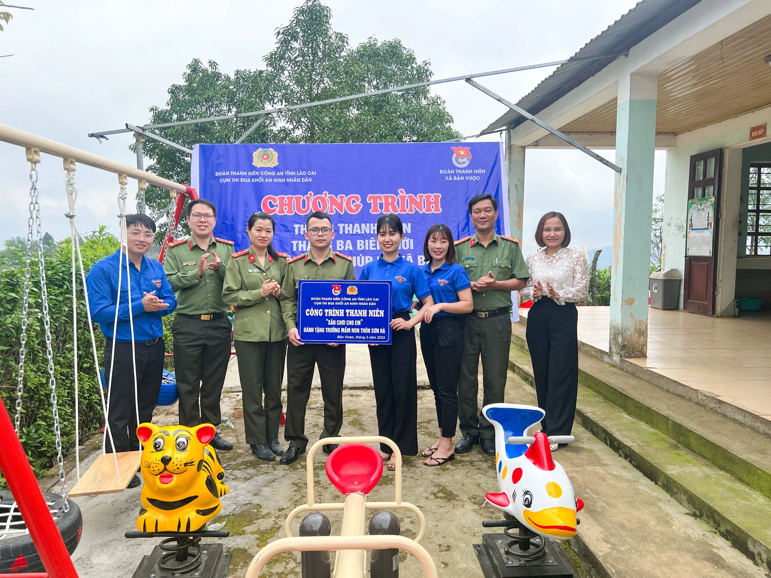 Tặng khu vui chơi cho thiếu nhi tại Điểm trường Mầm non thôn Sơn Hà.