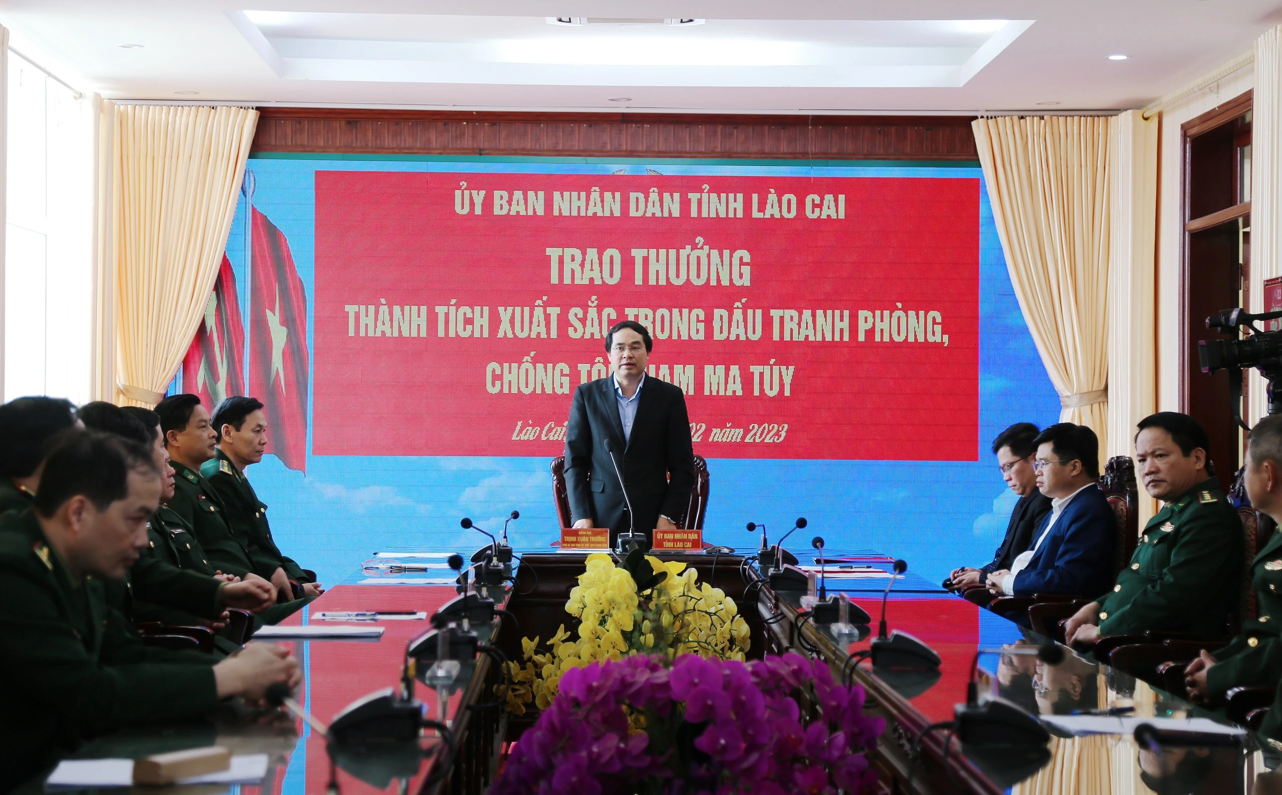 Chủ tịch UBND tỉnh Trịnh Xuân Trường trao thưởng đột xuất cho BĐBP Lào Cai trong Chuyên án A1122 ảnh 1