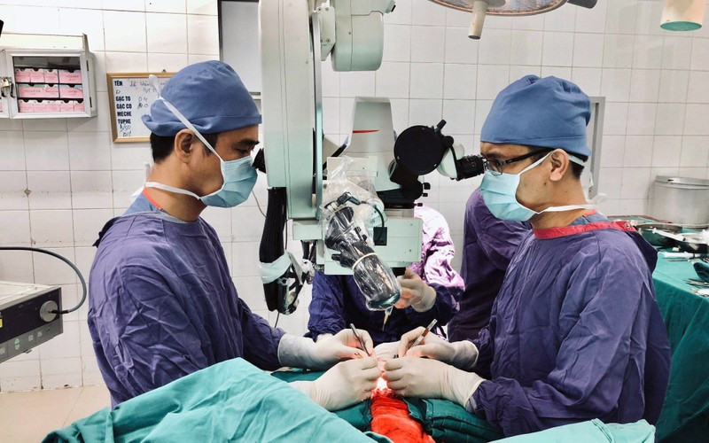 "Thông luồng" trang thiết bị, vật tư y tế vào bệnh viện ảnh 1 Hoạt động mổ phiên tại Bệnh viện Hữu nghị Việt Ðức đã trở lại bình thường. Trong ảnh: Các bác sĩ Khoa Phẫu thuật Hàm mặt-Tạo hình-Thẩm mỹ thực hiện ca phẫu thuật nối da đầu bị lột đứt rời cho người bệnh.