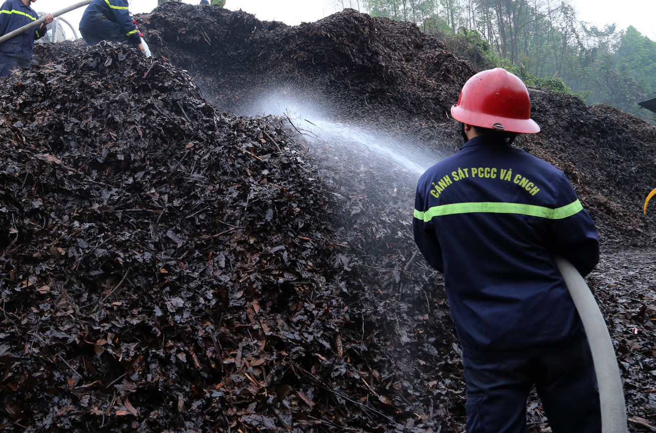 Một chiến sỹ cảnh sát PCCC Công an tỉnh tham gia chữa cháy tại huyện Bảo Thắng.
