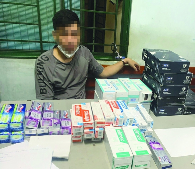 Đối tượng và ma túy tang vật (được ngụy trang dưới vỏ bọc nhiều hàng hóa thông thường).