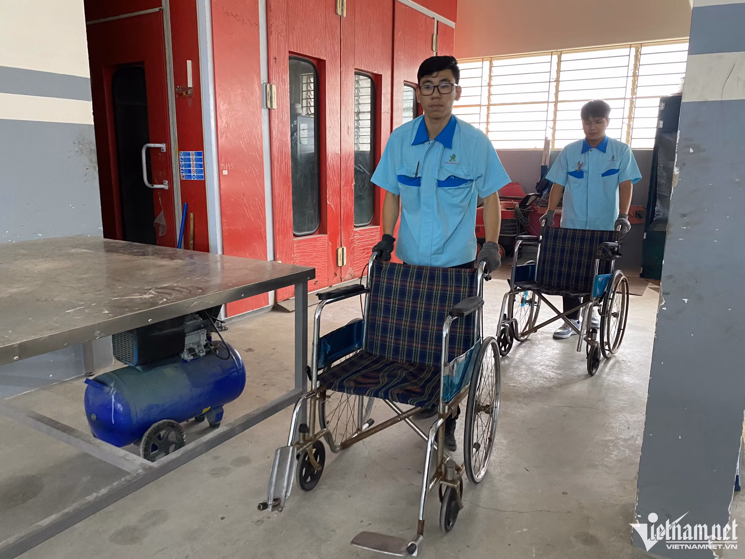 Những chiếc xe lăn được sửa miễn phí giúp người khuyết tập giảm bớt gánh nặng chi phí.