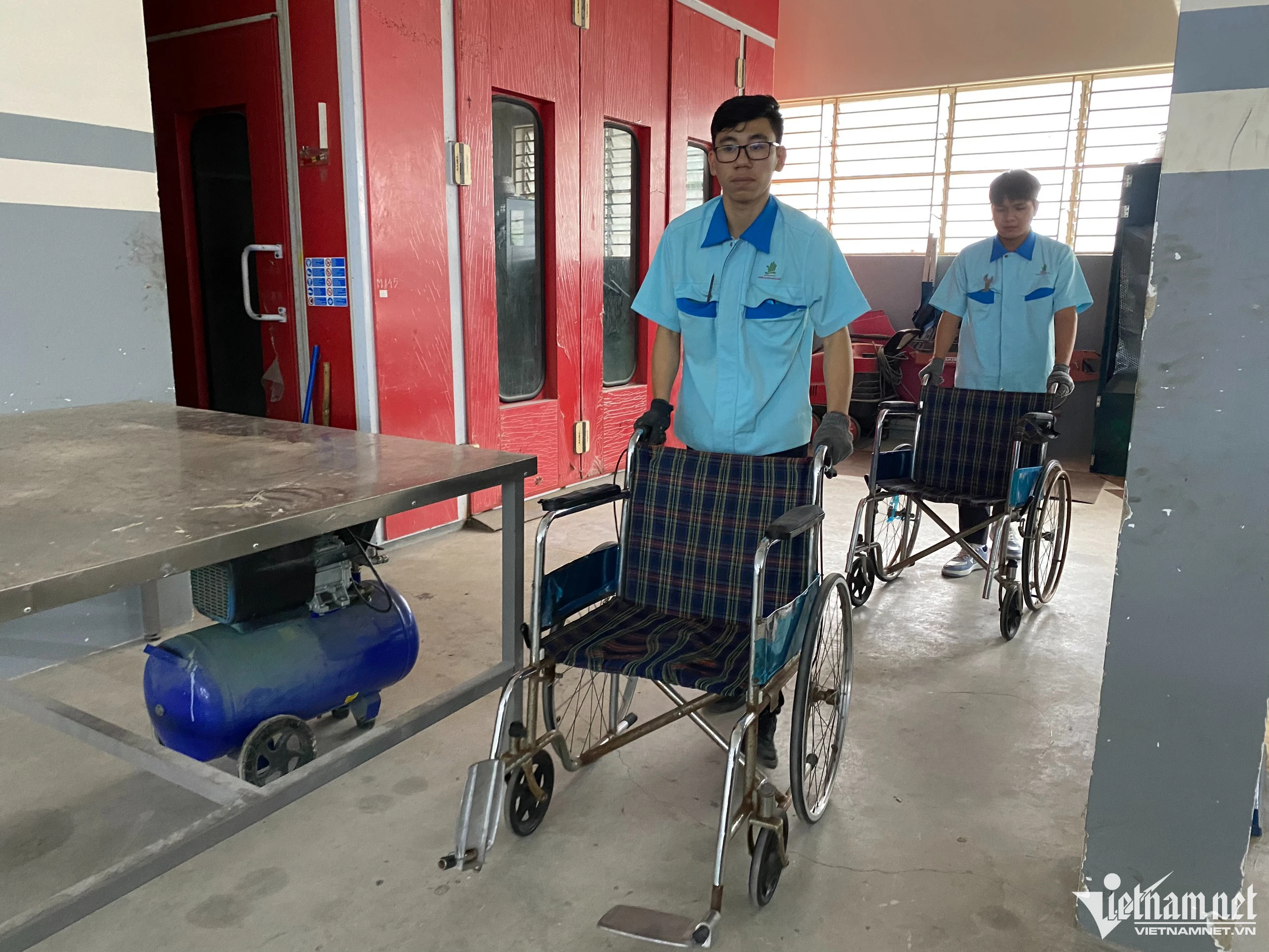 Những chiếc xe lăn được sửa miễn phí giúp người khuyết tập giảm bớt gánh nặng chi phí.