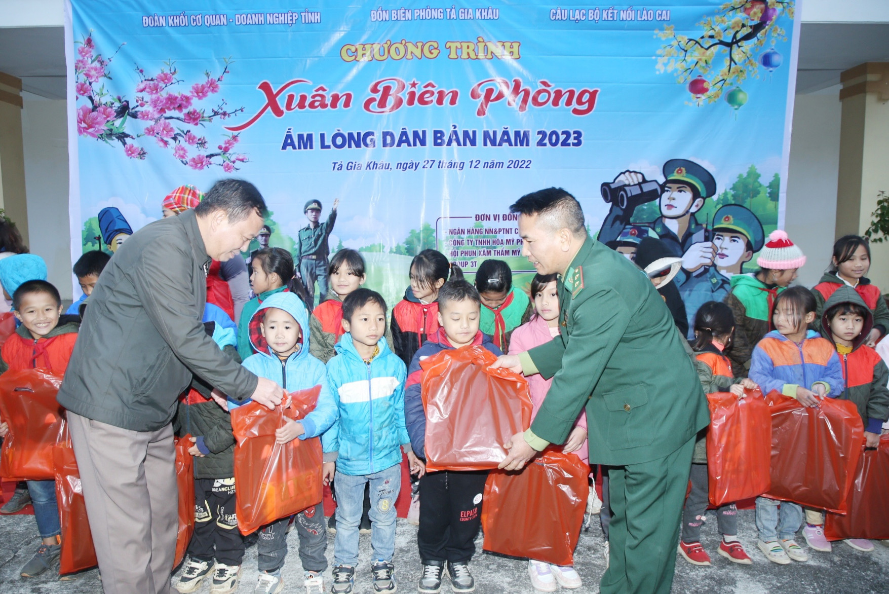 Mãi “ấm lòng dân bản” ảnh 1 Mãi “ấm lòng dân bản” ảnh 1