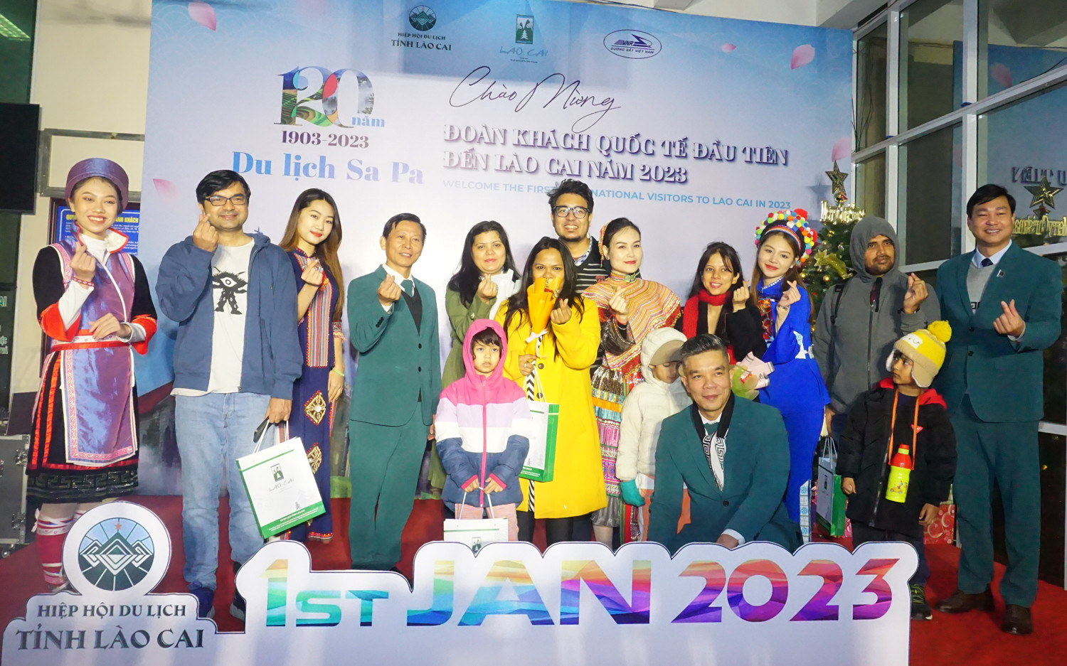 Chào đón đoàn khách du lịch đầu tiên "xông đất" Lào Cai trong ngày đầu năm mới 2023 ảnh 9