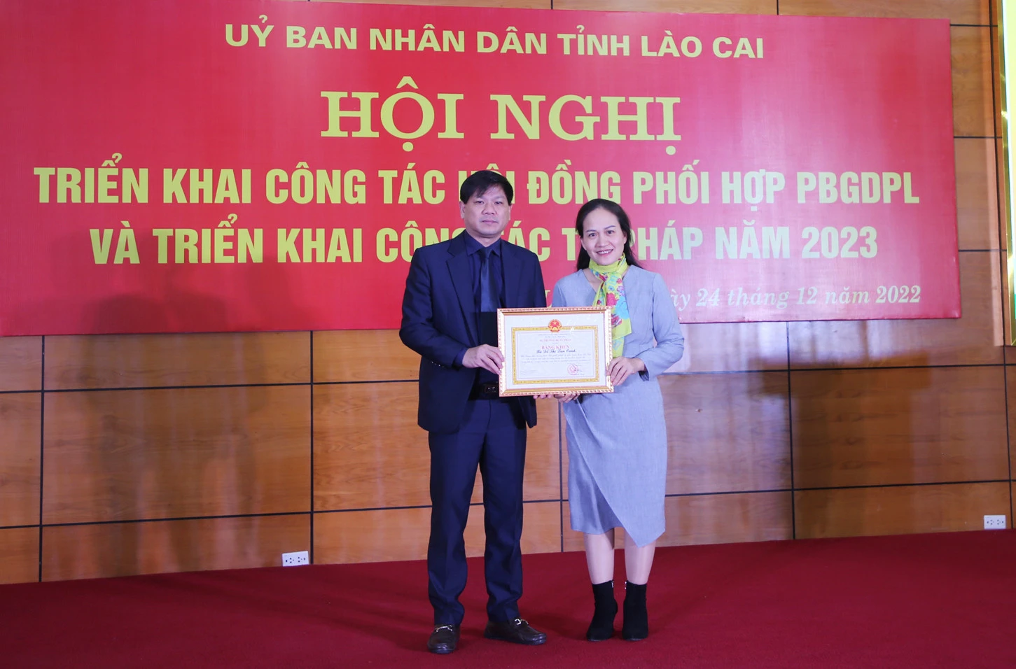Chị Đỗ Thị Lan Oanh nhận Bằng khen của Bộ trưởng Bộ Tư pháp vì có thành tích xuất sắc trong phong trào thi đua theo chuyên đề năm 2022.