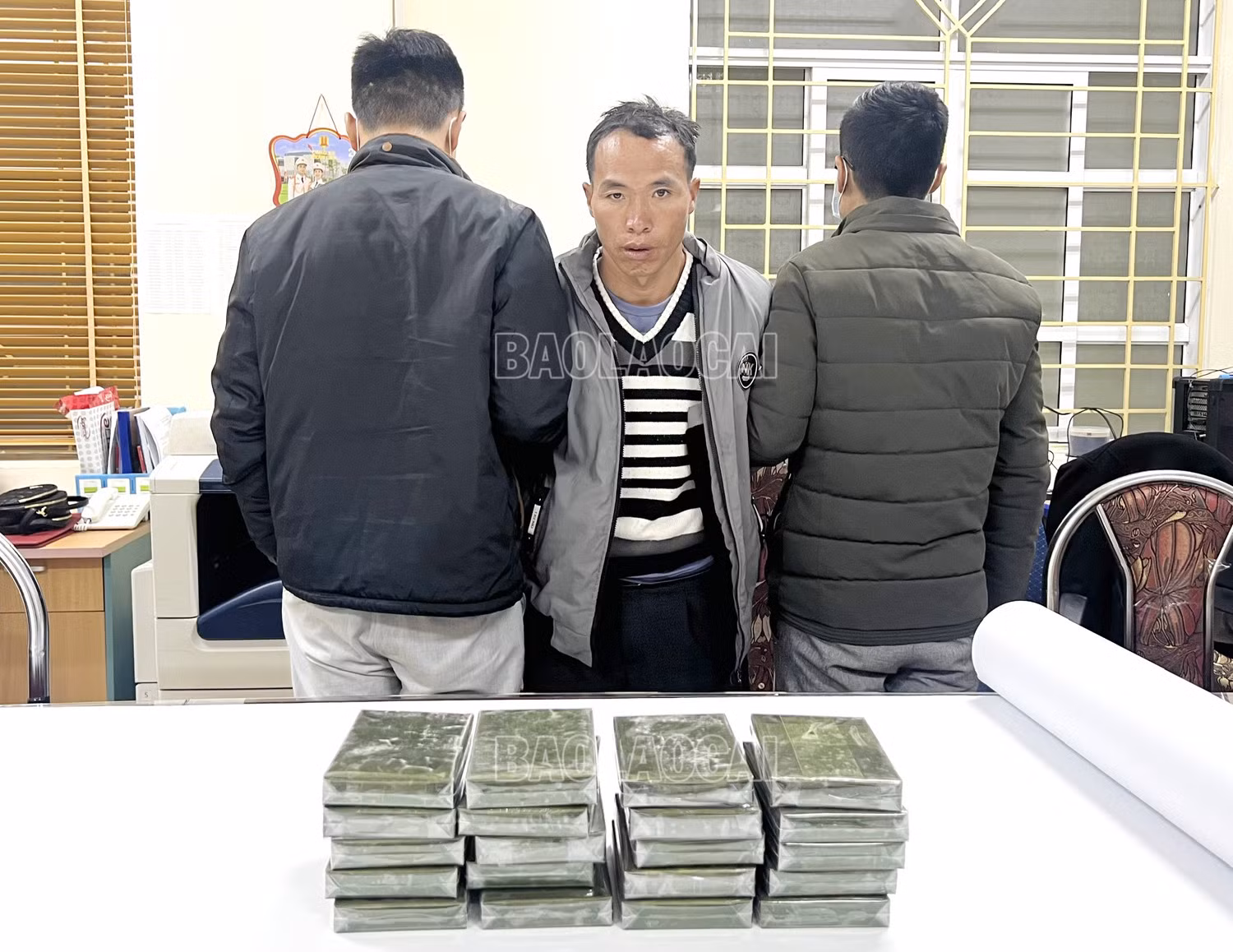 Đối tượng Vàng A Cháng cùng tang vật.