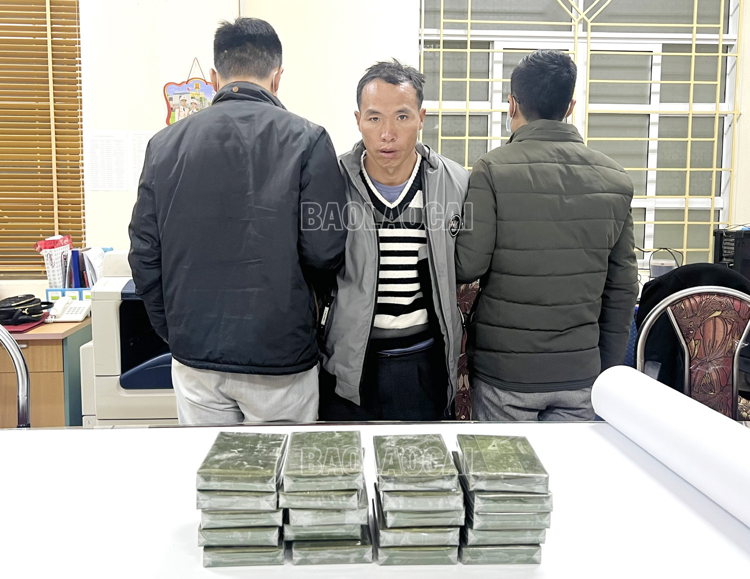 Đối tượng Vàng A Cháng cùng tang vật. Đối tượng Vàng A Cháng cùng tang vật.