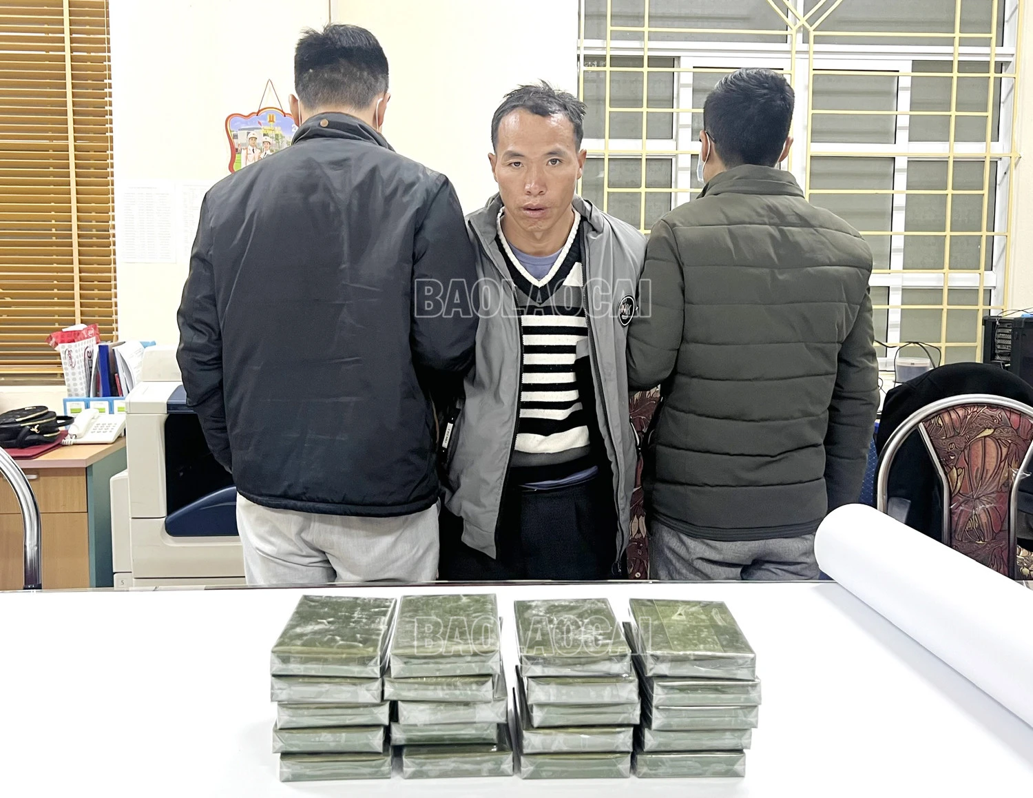 Đối tượng Vàng A Cháng cùng tang vật.