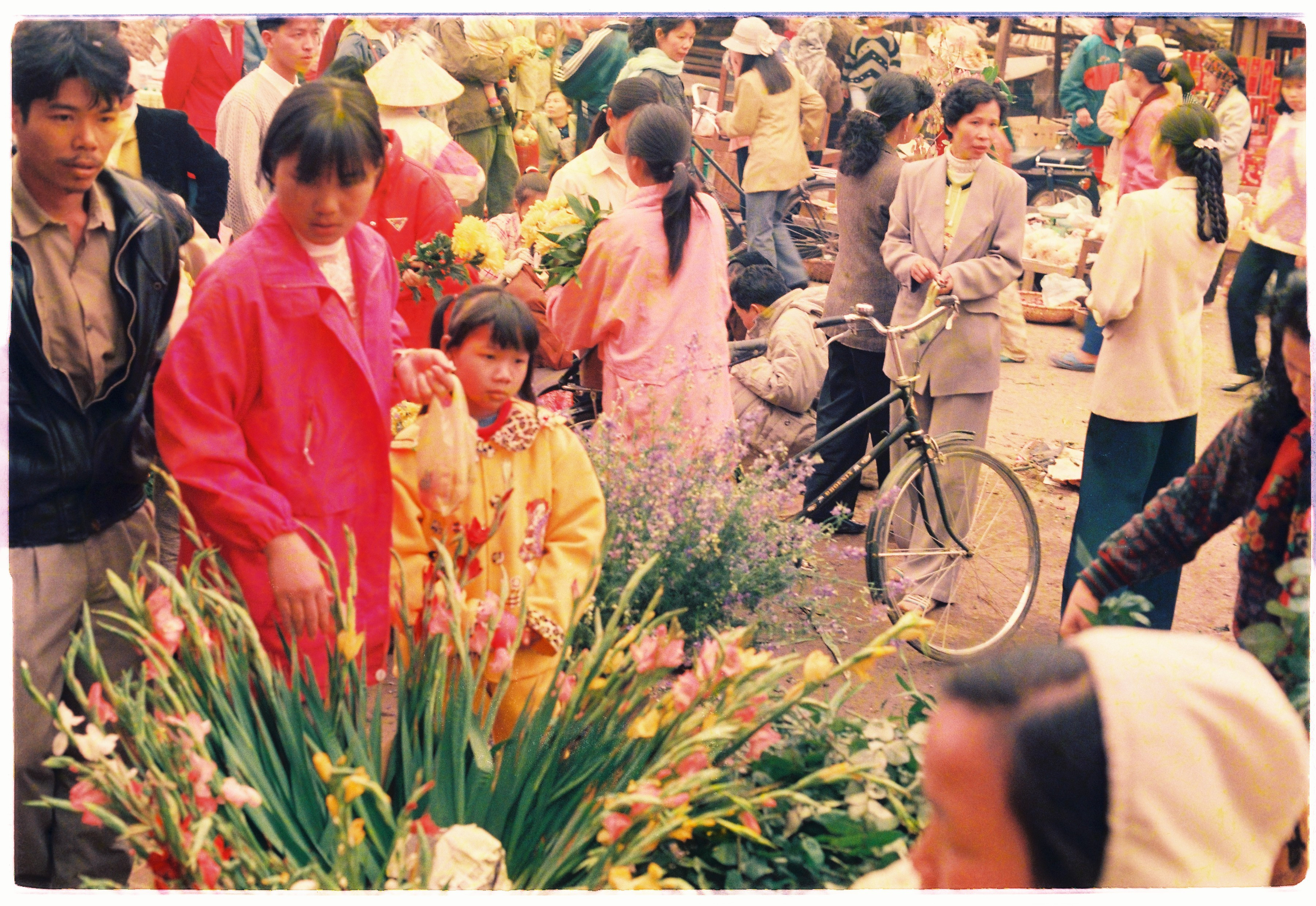 Hình ảnh chợ tết Cốc Lếu những năm đầu tái lập tỉnh ảnh 7