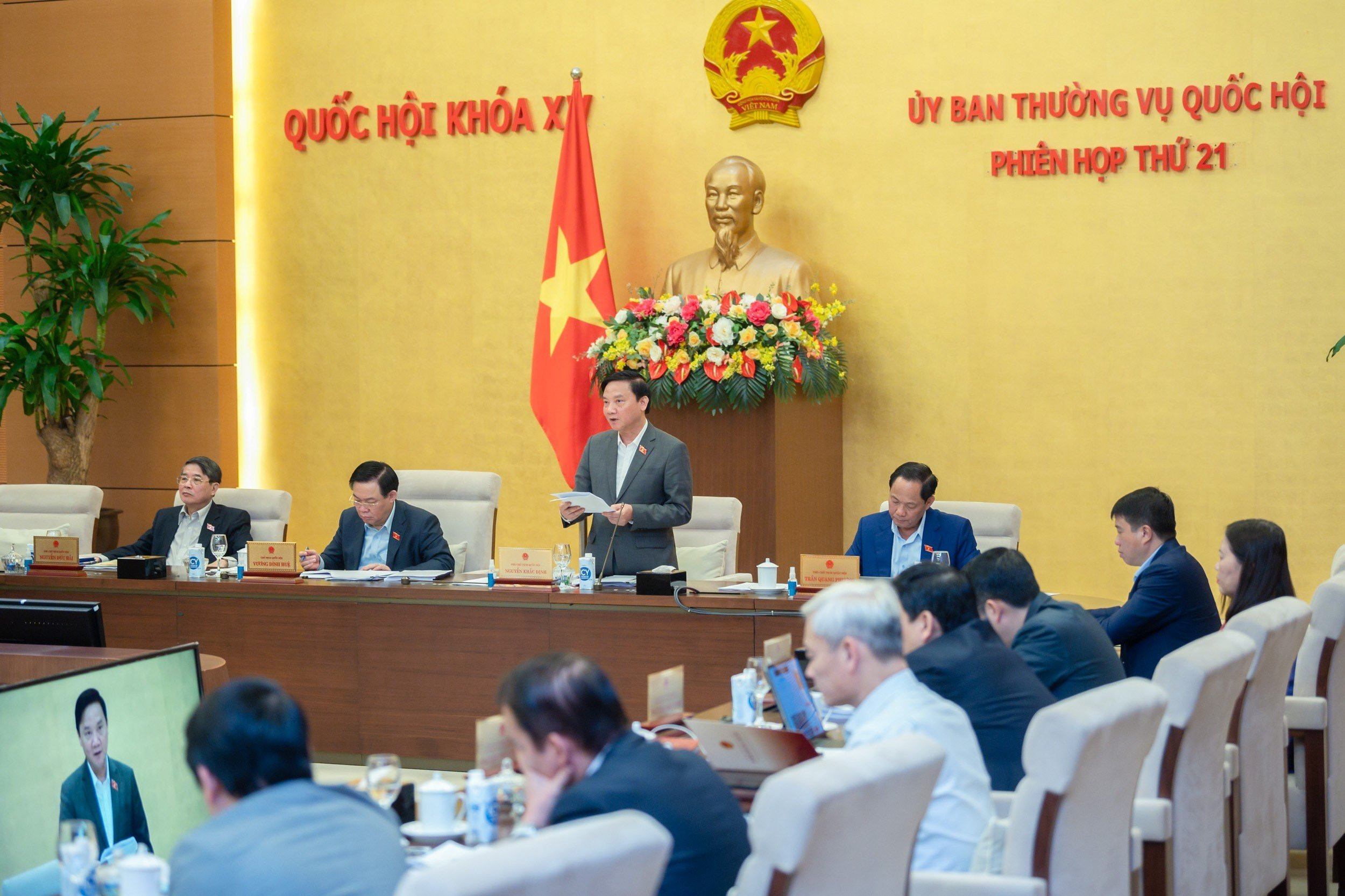 Phiên họp thứ 21 của Ủy ban Thường vụ Quốc hội . Phiên họp thứ 21 của Ủy ban Thường vụ Quốc hội .