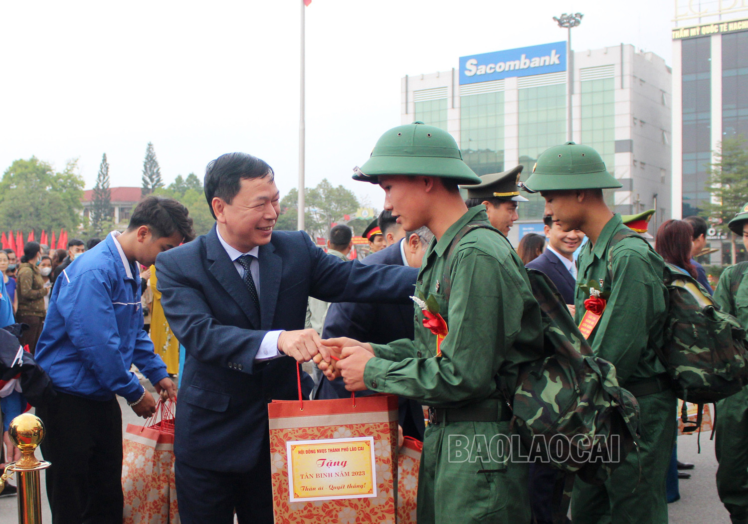 Lãnh đạo thành phố tăng hoa chiến sĩ mới