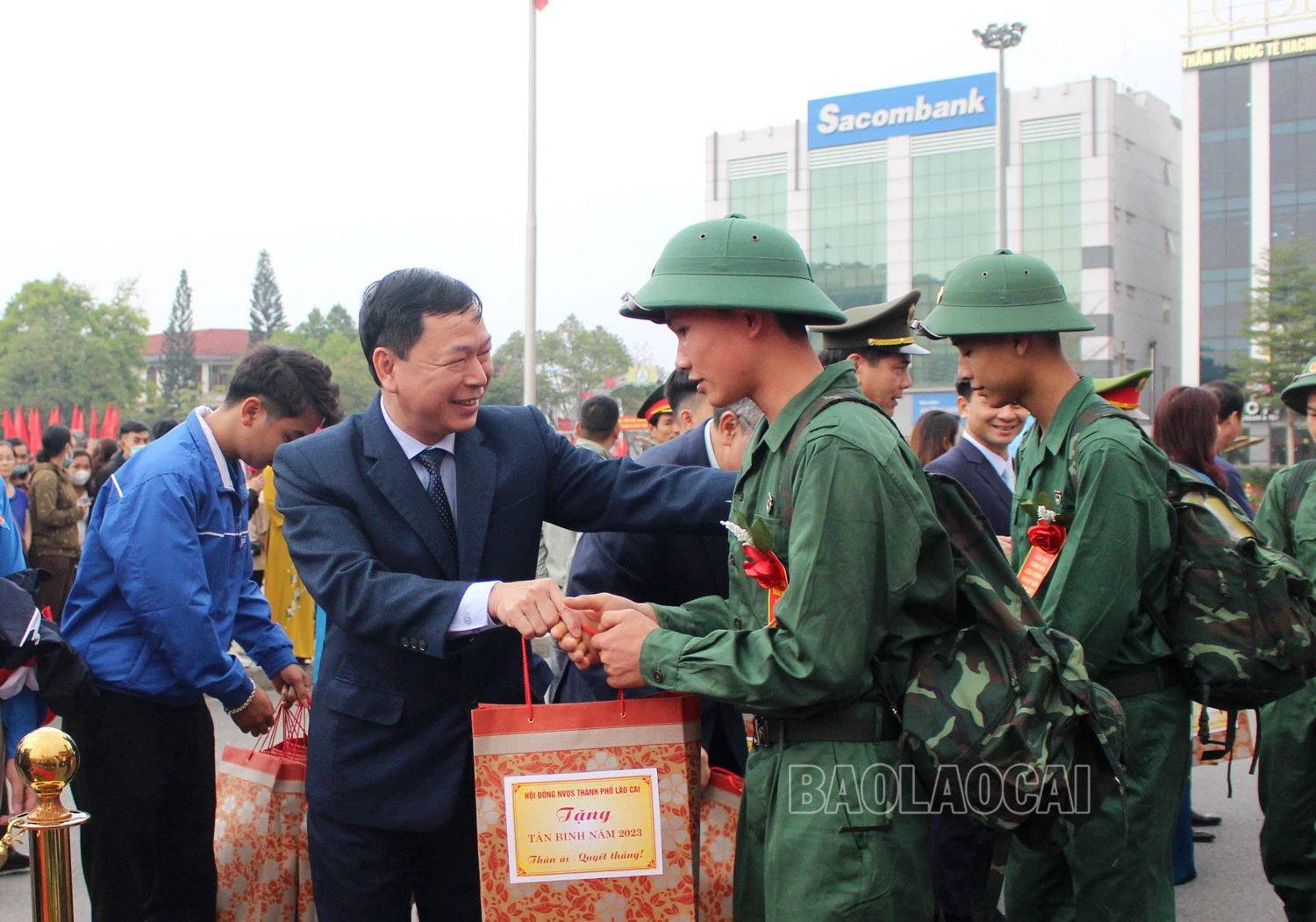 Lãnh đạo thành phố tăng hoa chiến sĩ mới