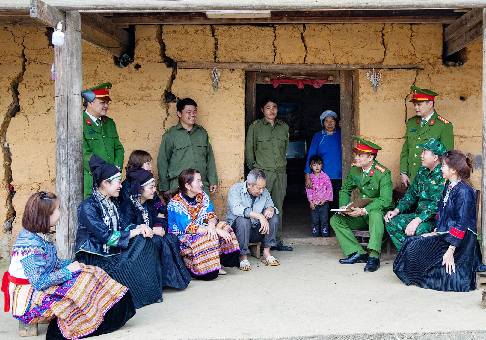 Lực lượng công an thường xuyên nắm tình hình cơ sở.