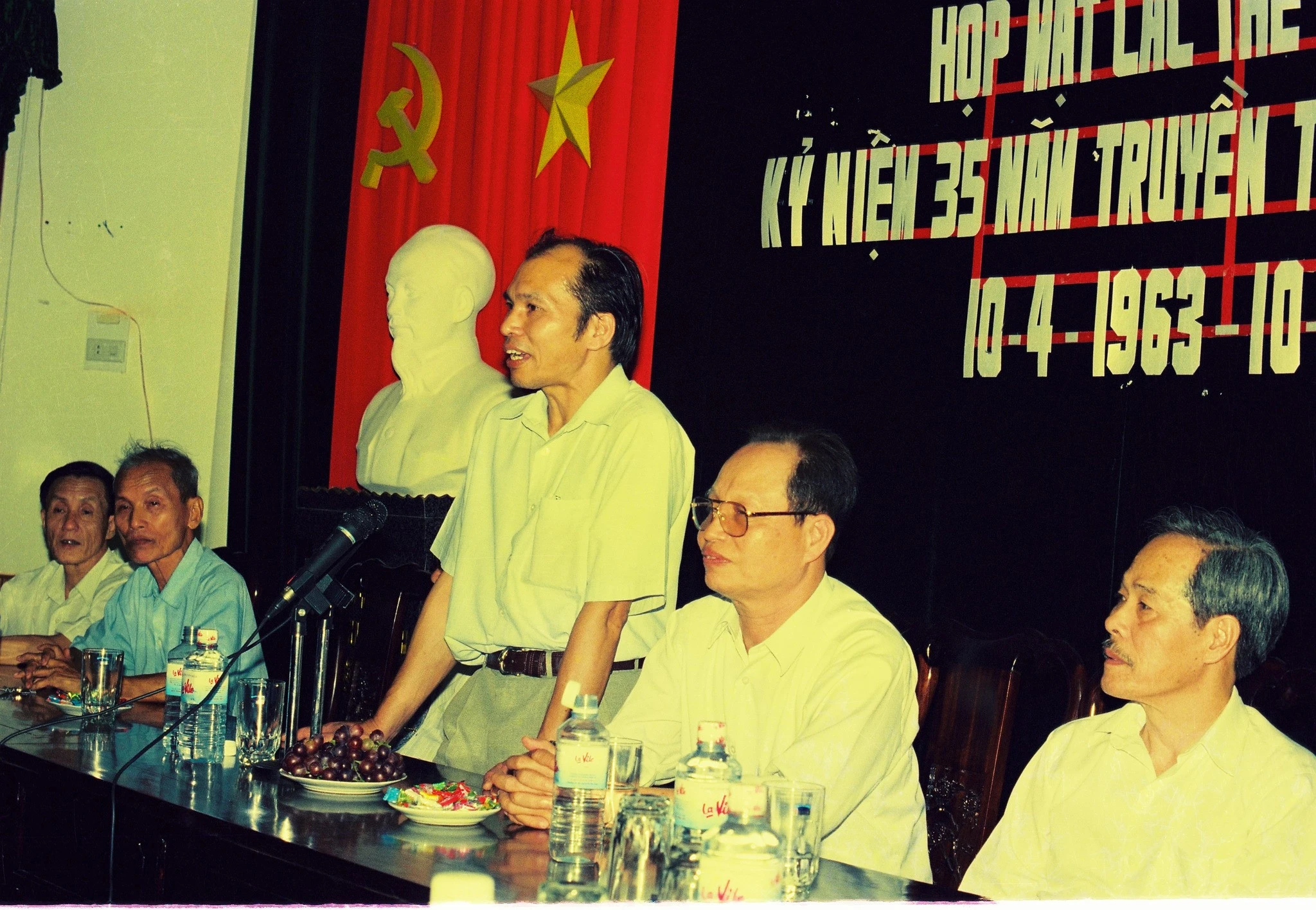 Tổng biên tập Hồ Xuân Đoan phát biểu tại lễ kỷ niệm 35 năm ngày truyền thống Báo Lào Cai. Nhà báo Vũ Văn Thụ, nguyên Tổng biên tập Báo Lao Cai đổi mới và Báo Hoàng Liên Sơn phát biểu ôn lại kỷ niệm. Các phóng viên và nhân viên báo Hoàng Liên Sơn và Báo Lào Cai dự lễ kỷ niệm truyền thống. Nhà báo Nguyễn Trọng Bính phát biểu. Nhà báo Trần Hùng và Hồ Xuân Đoan. Niềm vui ngày gặp mặt truyền thống 35 năm. Nhà báo Vũ Văn Thụ, nguyên Tổng biên tập Báo Lao Cai đổi mới và Báo Hoàng Liên Sơn, cùng nhà báo Nguyễn Bội Đông, nguyên Tổng biên tập Báo Hoàng Liên Sơn, Tổng biên tập Báo Yên Bái chụp ảnh lưu niệm cùng nhà báo Phạm Ngọc Triển, nhà báo Nguyễn Văn Tuệ và cô Nguyễn Thị Hảo sau lễ kỷ niệm truyền thống 10/4/1998. Nhà báo Hồ Xuân Đoan với anh em cơ quan. Nhà báo Phạm Quang Trung với các đồng nghiệp. Nhà báo Hoàng Hữu Tê phóng viên ảnh. Tổng biên tập Vũ Văn Thụ phát biểu trong buổi gặp mặt. Tổng biên tập báo Hồ Xuân Đoan.