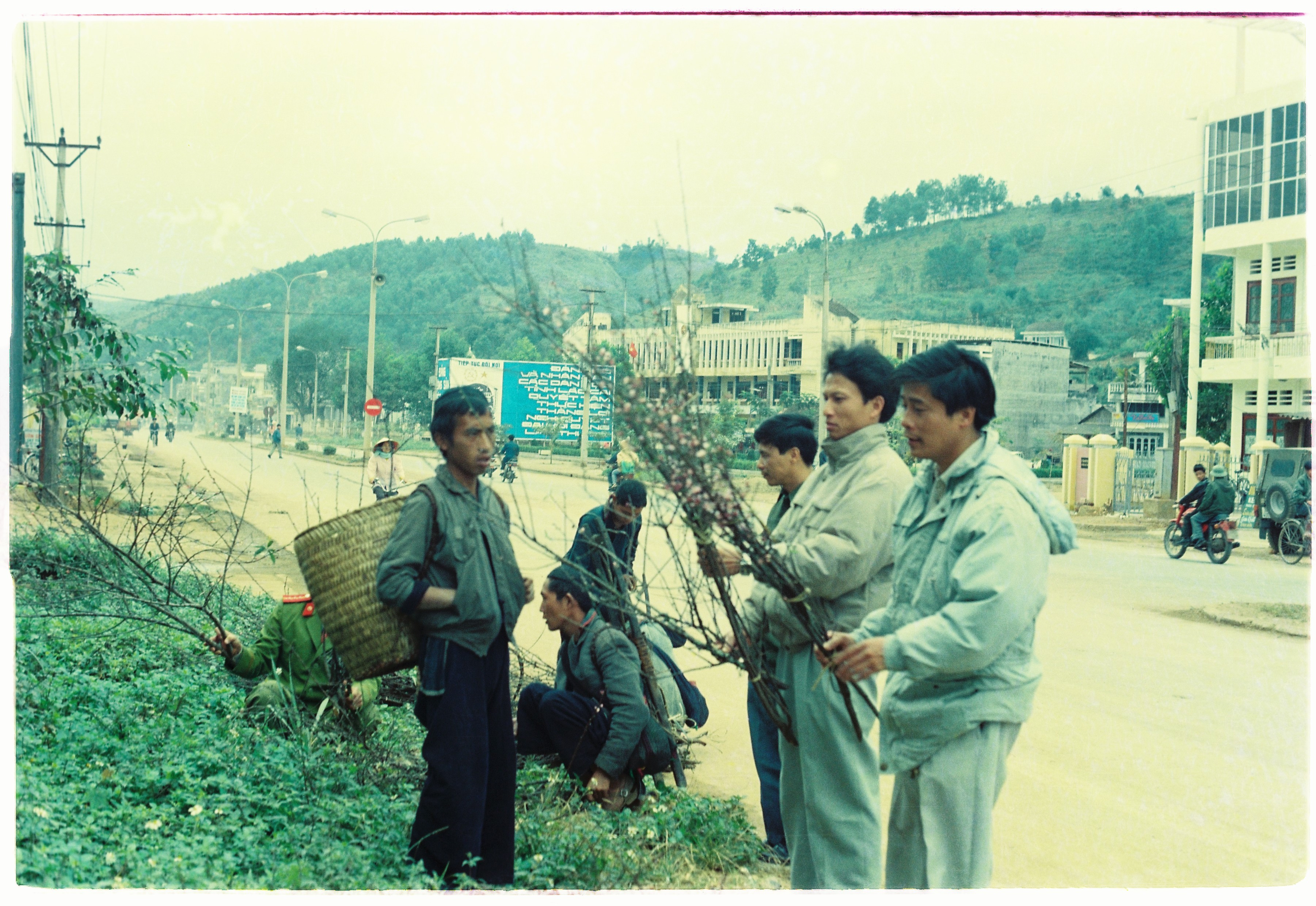 Hình ảnh chợ tết Cốc Lếu những năm đầu tái lập tỉnh ảnh 4