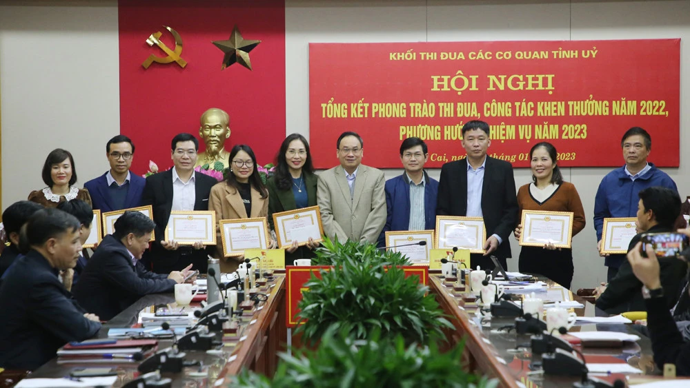 Khen thưởng các tập thể có thành tích xuất sắc. Khen thưởng các cá nhân có thành tích xuất sắc.