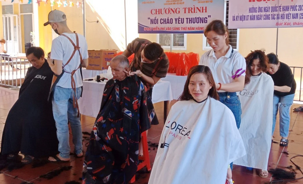 Cắt tóc miễn phí phí cho bệnh nhân.