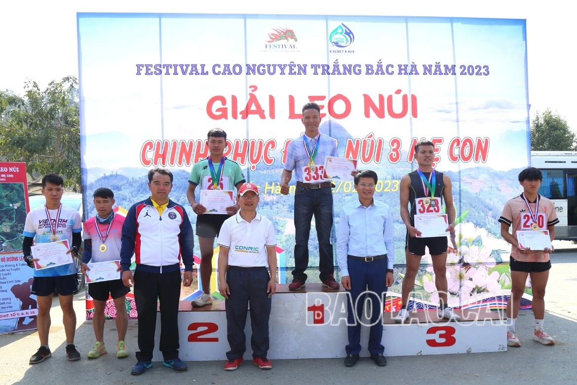 Hấp dẫn Giải Leo núi chinh phục đỉnh núi Ba Mẹ Con ảnh 20