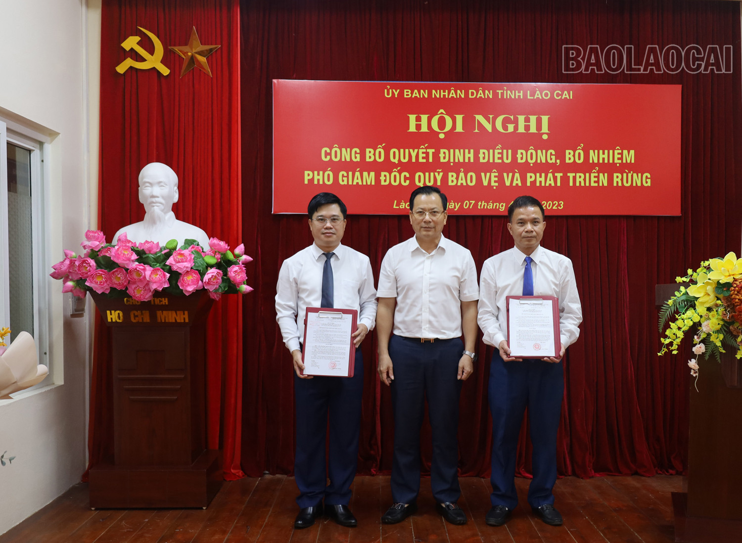 Đồng chí Hoàng Quốc Khánh, Phó Chủ tịch Thường trực UBND tỉnh đã trao quyết định cho hai đồng chí Phó Giám đốc Quỹ Bảo vệ và Phát triển rừng. Phó Chủ tịch Thường trực UBND Hoàng Quốc Khánh phát biểu giao nhiệm vụ cho hai tân Phó Giám đốc Quỹ Bảo vệ và Phát triển rừng tỉnh.