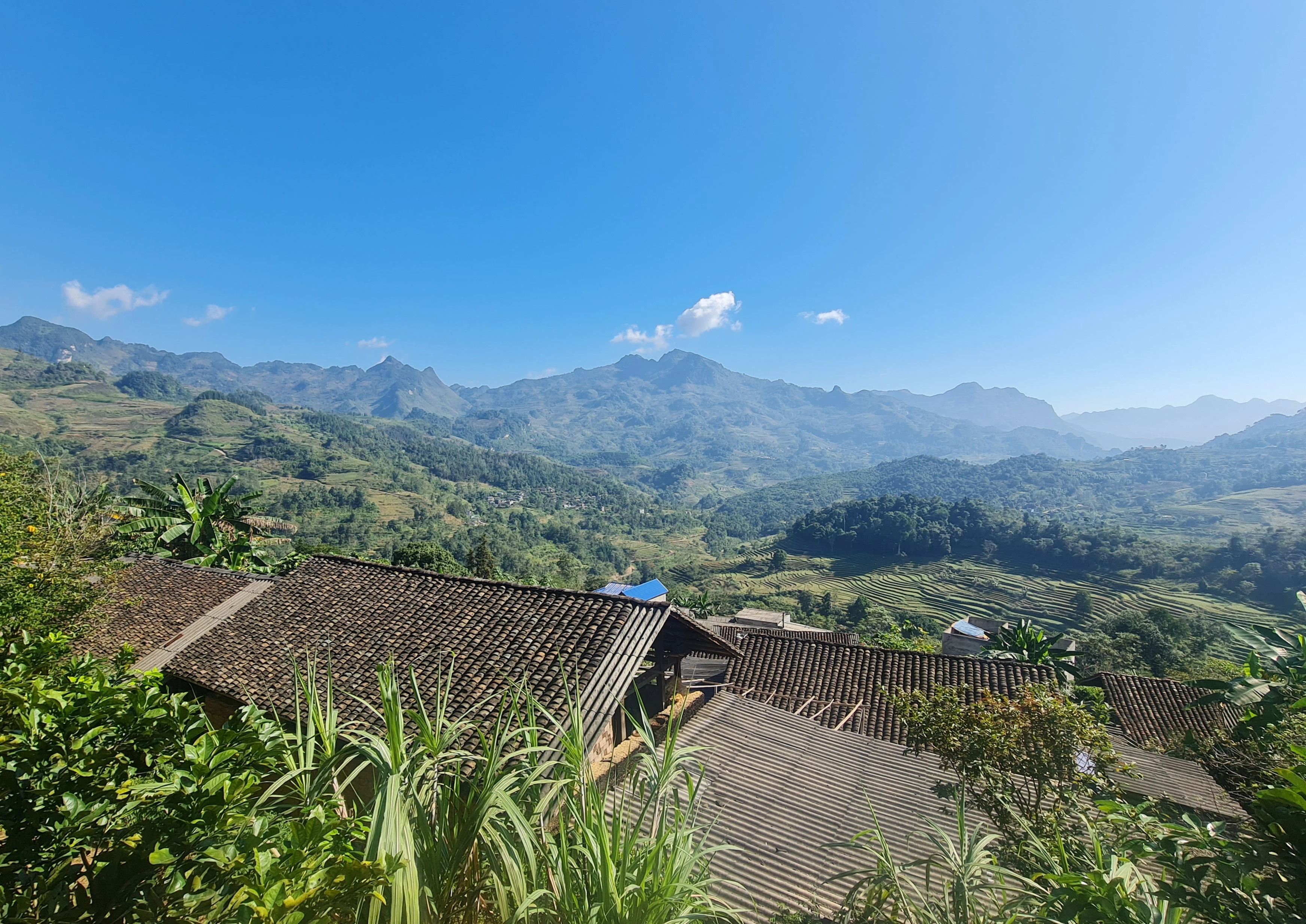 Bản vùng cao Văng Leng còn giữ được nhiều nếp nhà lợp ngói âm dương