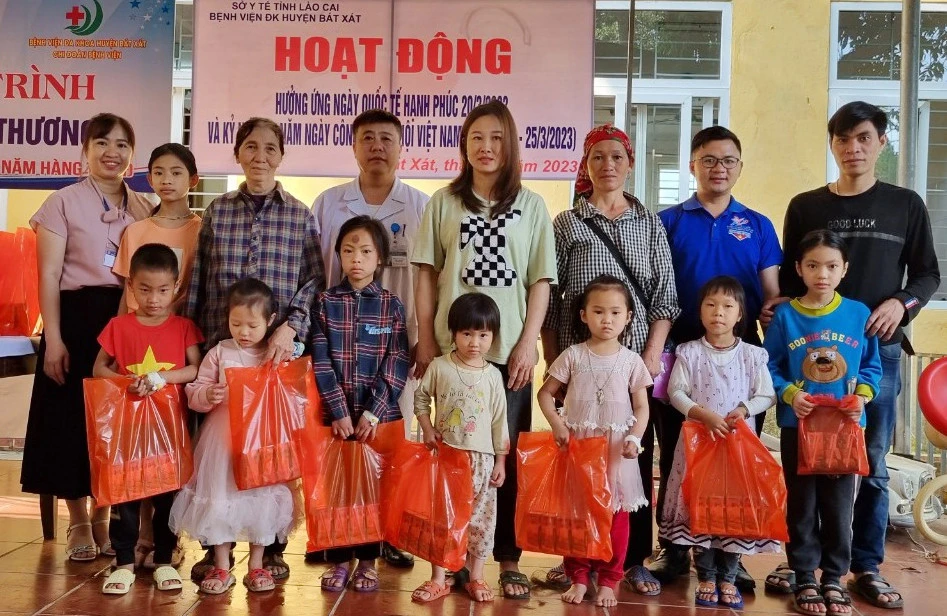 Trao quà cho các bệnh nhi.