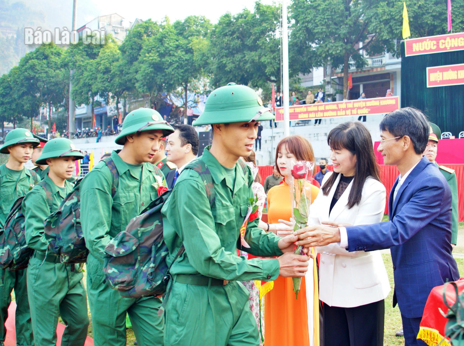 Lãnh đạo huyện Mường Khương tặng hoa tân binh.
