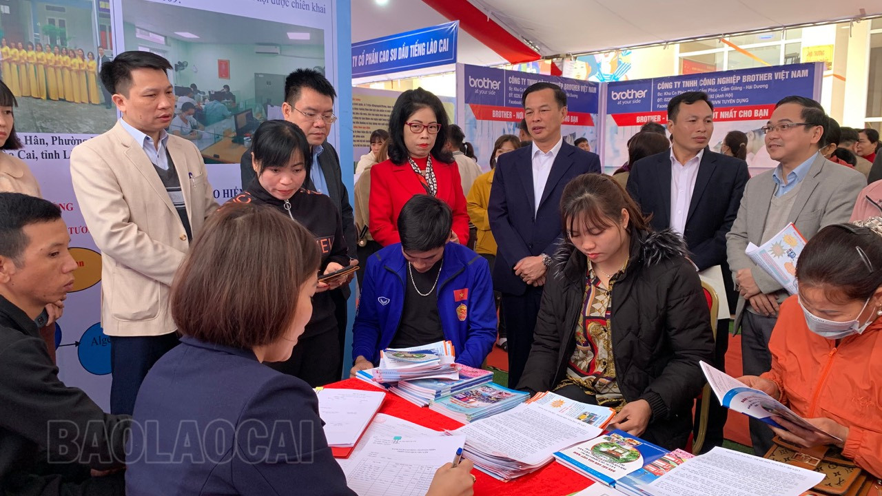 Gần 500 người lao động tham dự Ngày hội việc làm huyện Bảo Thắng năm 2023 ảnh 3 Gần 500 người lao động tham dự Ngày hội việc làm huyện Bảo Thắng năm 2023 ảnh 3
