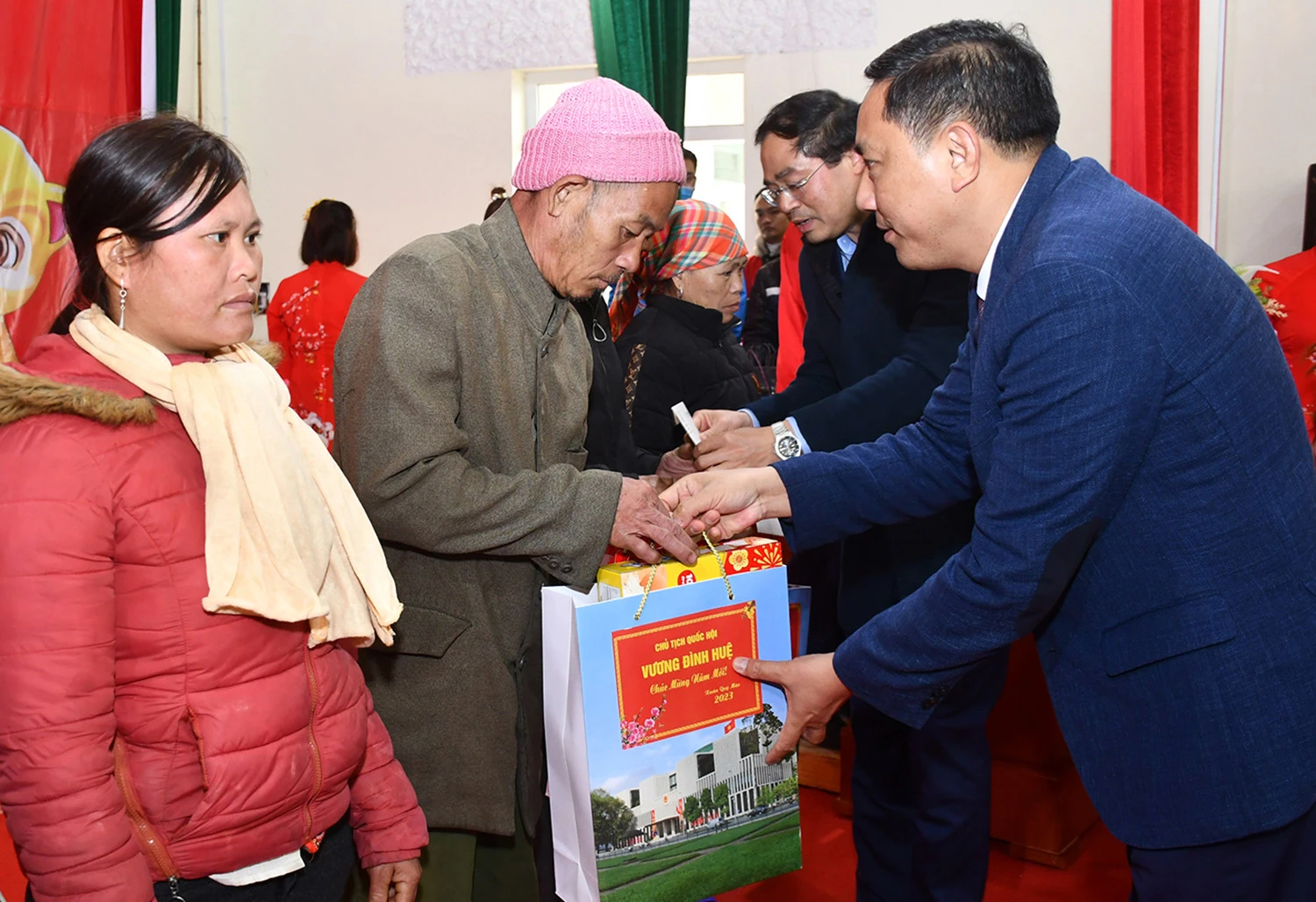 Chủ tịch UBND tỉnh Trịnh Xuân Trường tặng quà tết cho học sinh. Phó Bí thư Tỉnh ủy Hoàng Giang tặng quà tết cho người dân.