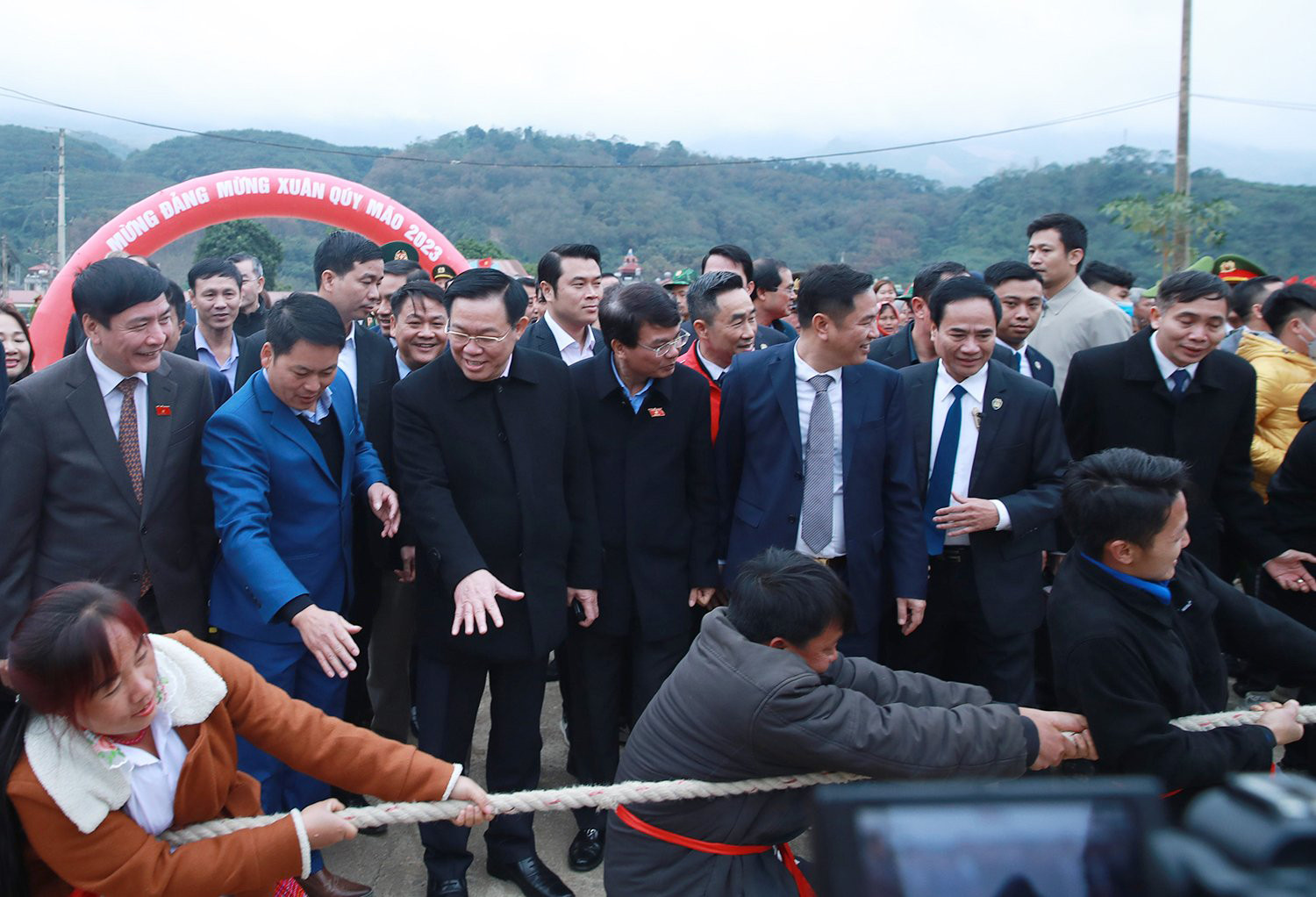 Chủ tịch Quốc hội Vương Đình Huệ và Bí thư Tỉnh ủy Đặng Xuân Phong trò chuyện với Nhân dân. Chủ tịch Quốc hội Vương Đình Huệ và các đại biểu theo dõi trò chơi kéo co dân gian. Chủ tịch Quốc hội Vương Đình Huệ và Bí thư Tỉnh ủy Đặng Xuân Phong trò chuyện với Nhân dân. Chủ tịch Quốc hội Vương Đình Huệ và các đại biểu theo dõi trò chơi kéo co dân gian.